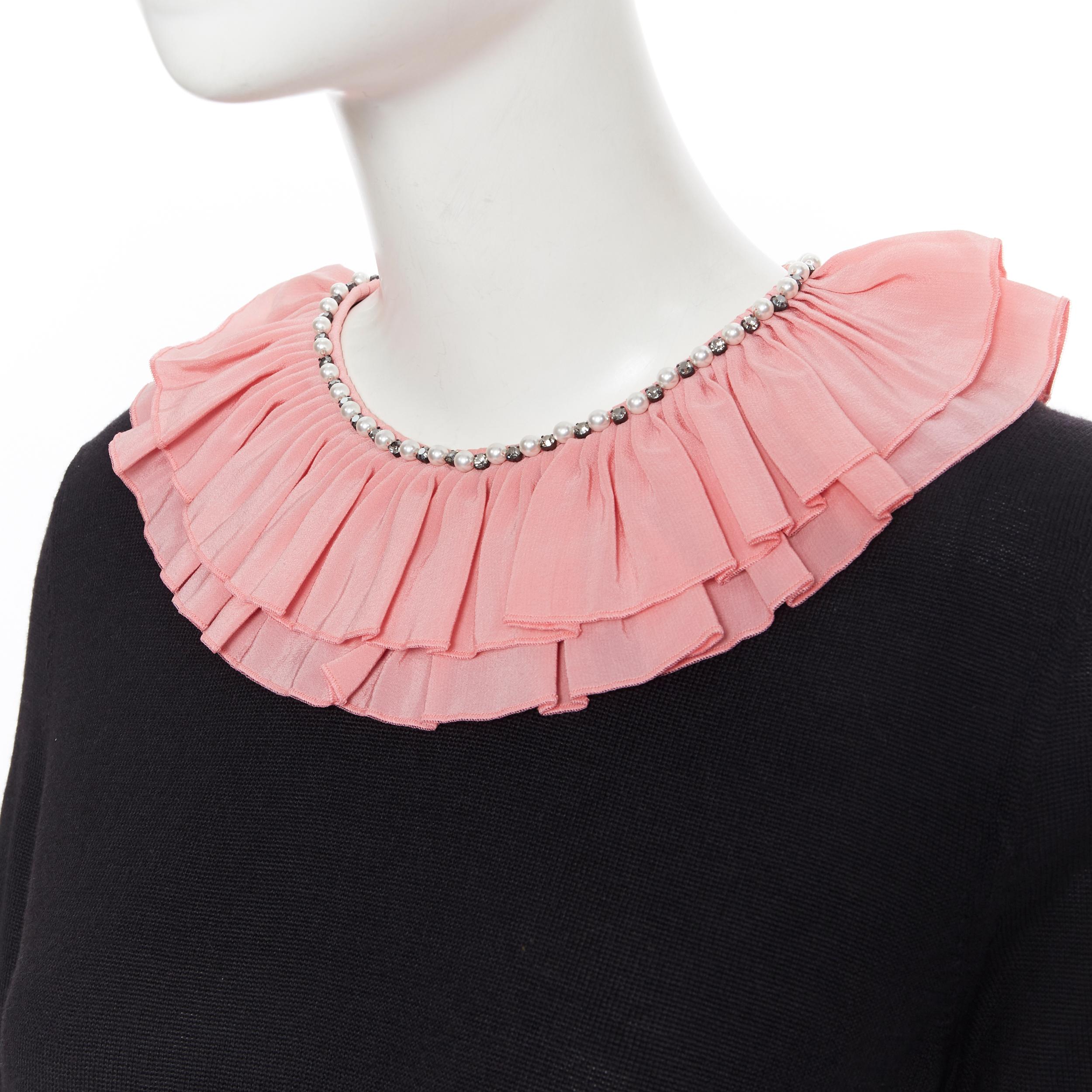 GUCCI MICHELE black silk cashmere wool pink ruffle pearl crystal sweater M
Brand: Gucci
Designer: Alessandro Michele
Model Name / Style: Cashmere blend sweater
Material: Cashmere, silk, wool
Color: Black, pink
Pattern: Solid
Closure: Zip
Extra