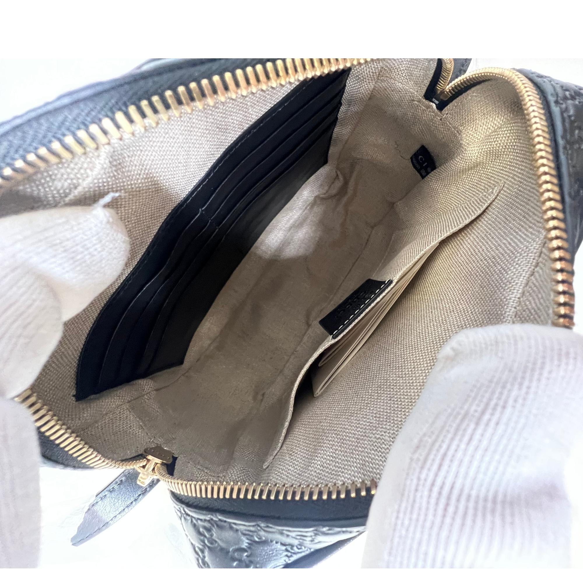 Gucci - Mini sac de messager Bree en cuir microguccissima noir Unisexe en vente
