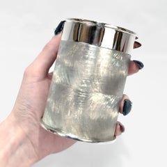 Caja cilíndrica de plata Gucci de mediados del siglo 800 con acabado cepillado de corte de rueda