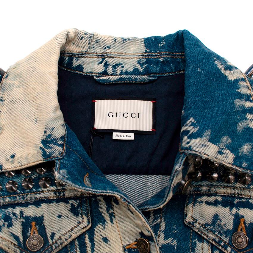 Mid-Wash gebleichte Denim-Jacke mit Nieten von Gucci (Blau) im Angebot