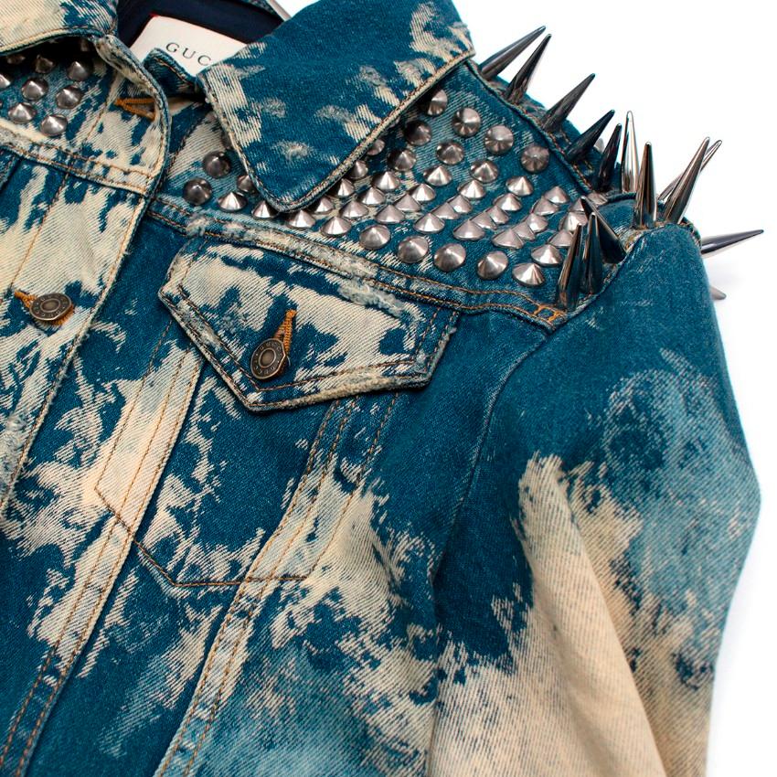 Mid-Wash gebleichte Denim-Jacke mit Nieten von Gucci Herren im Angebot
