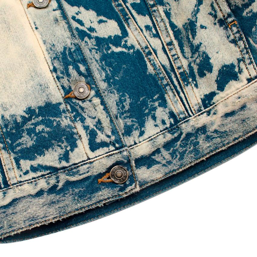 Mid-Wash gebleichte Denim-Jacke mit Nieten von Gucci im Angebot 2