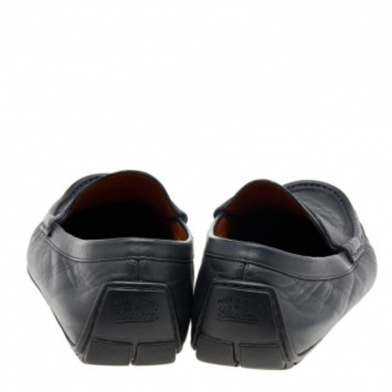 Diese mitternachtsblauen Loafers von Gucci sorgen für einen ultra-luxuriösen Look! Sie sind aus Leder gefertigt und haben eine runde Spitze, die charakteristische Microguccissima-Prägung, eine bequeme ledergefütterte Innensohle und eine
