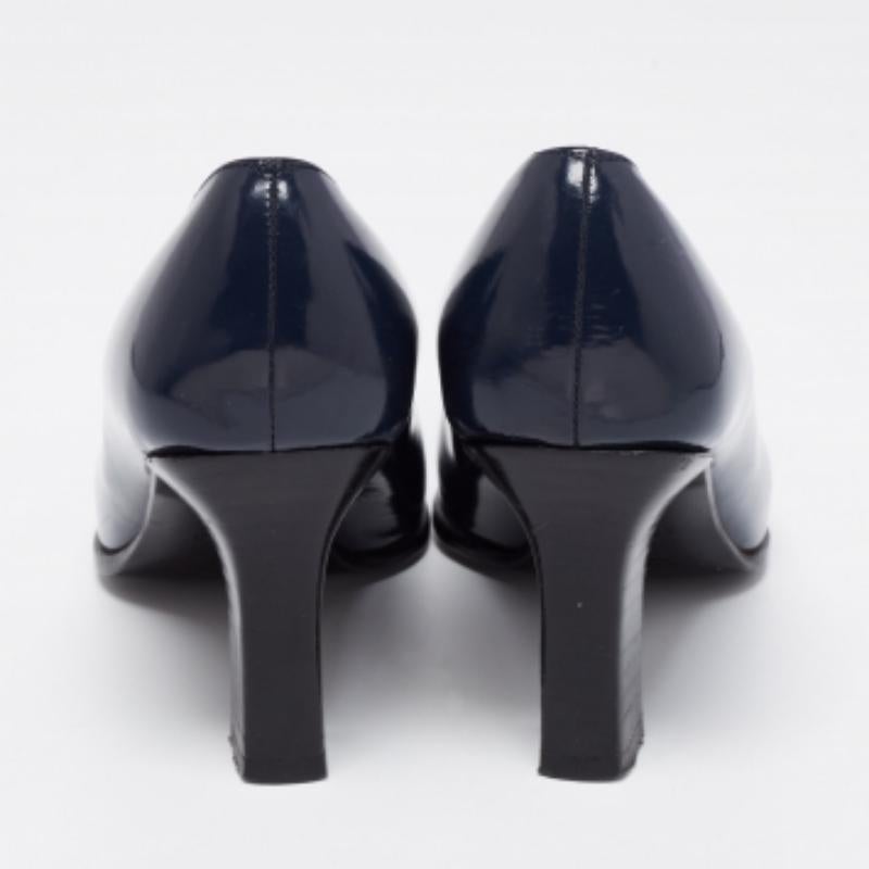 Questo splendido paio di décolleté proviene dalla casa Gucci. Sono state realizzate in Italia in vernice lucida e sono disponibili in un'incantevole tonalità di blu notte. Sono caratterizzate da punta quadrata, logo sulla tomaia e tacco di 7 cm.