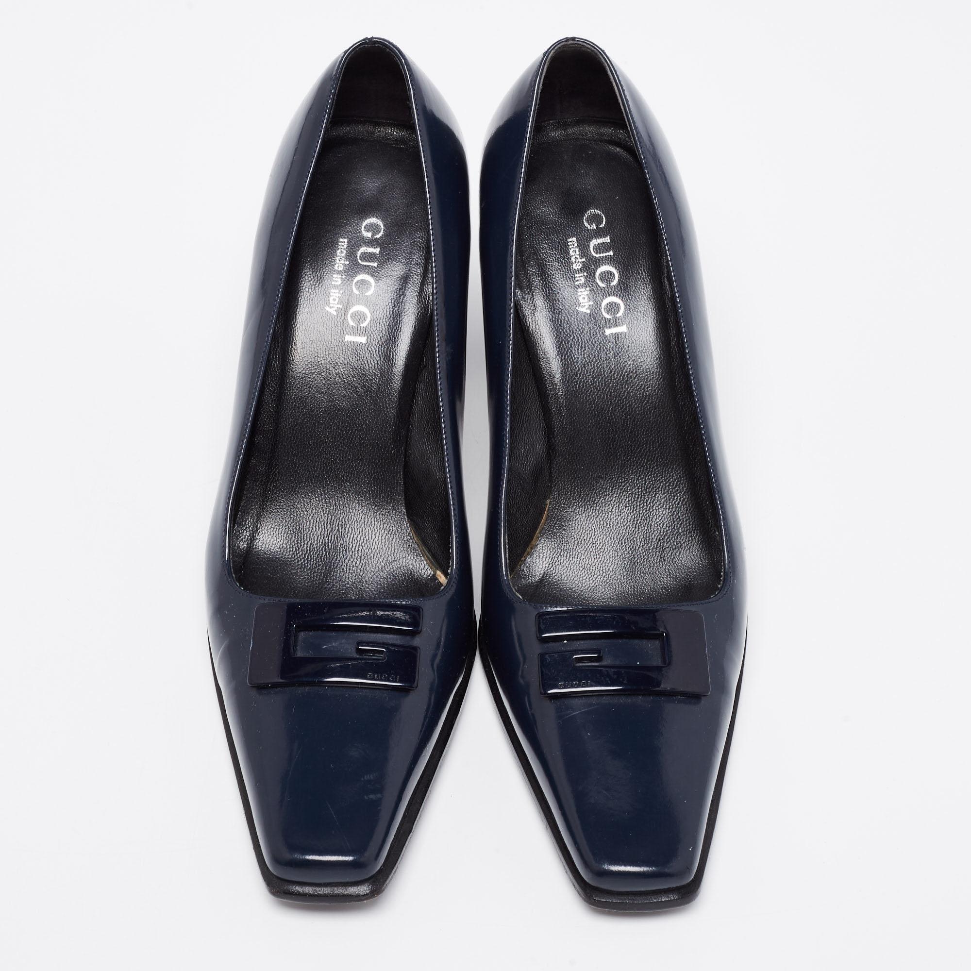 This stunning pair of pumps hails from the house of Gucci. They have been crafted from glossy patent leather in Italy and come in a lovely shade of midnight blue. They are styled with square toes, logo detailing on the uppers, and 7 cm heels.

