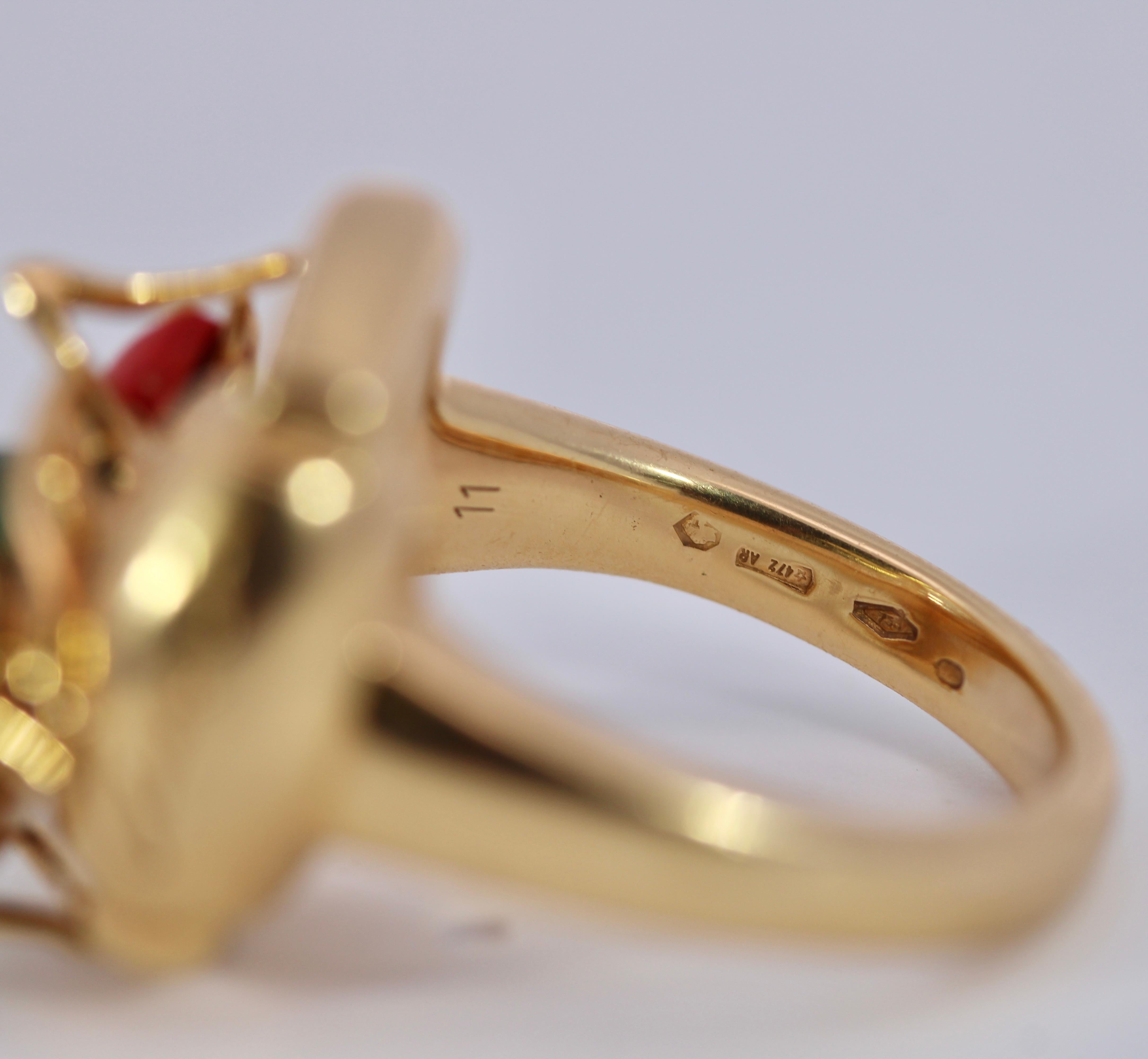 Contemporary Gucci Milano 18K Yellow Gold Beetle Ring With Diamonds, Coral And Malachi For Sale