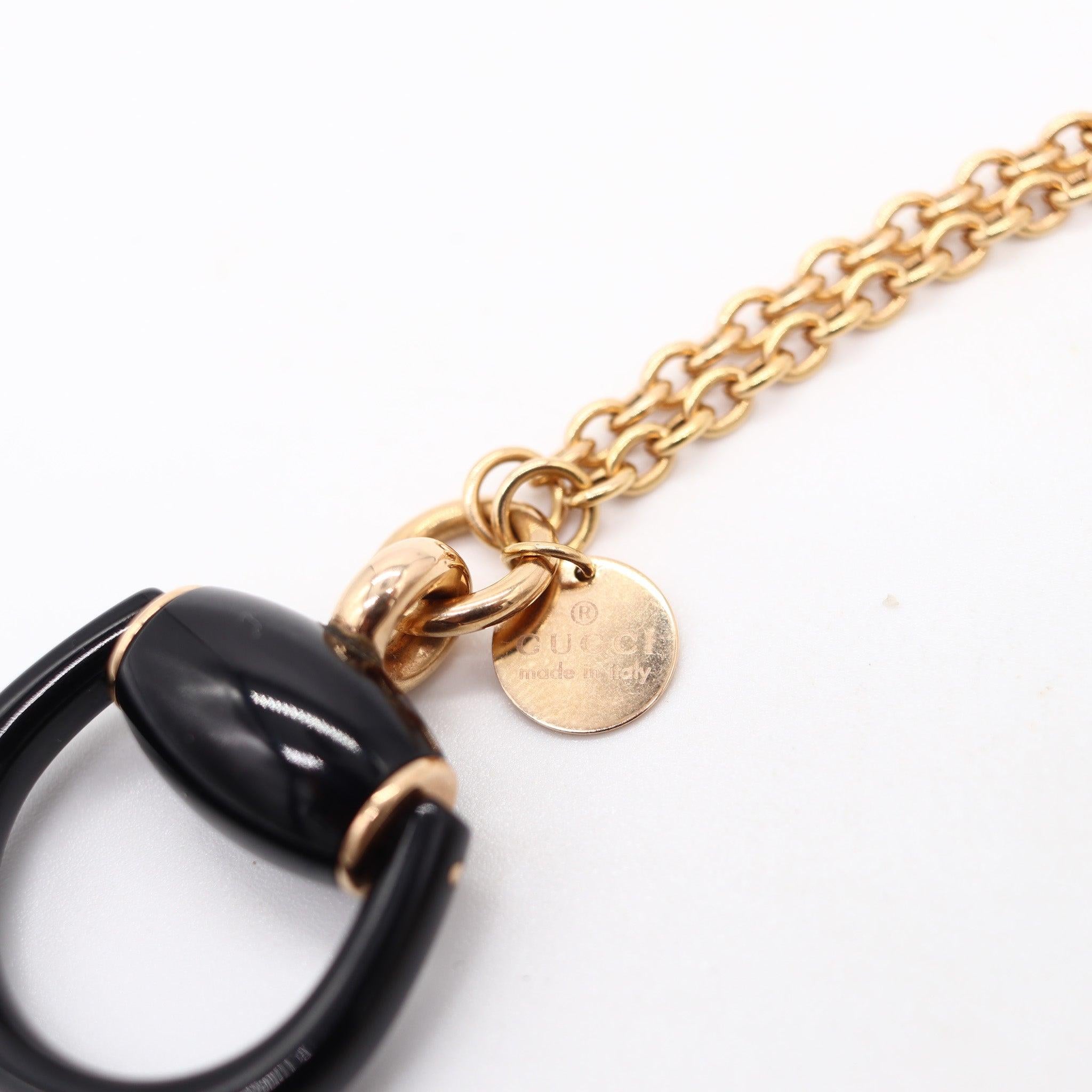 GUCCI Milano Emaillierte Horsebit Drop Halskette-Anhänger in 18Kt Gelbgold im Angebot 1