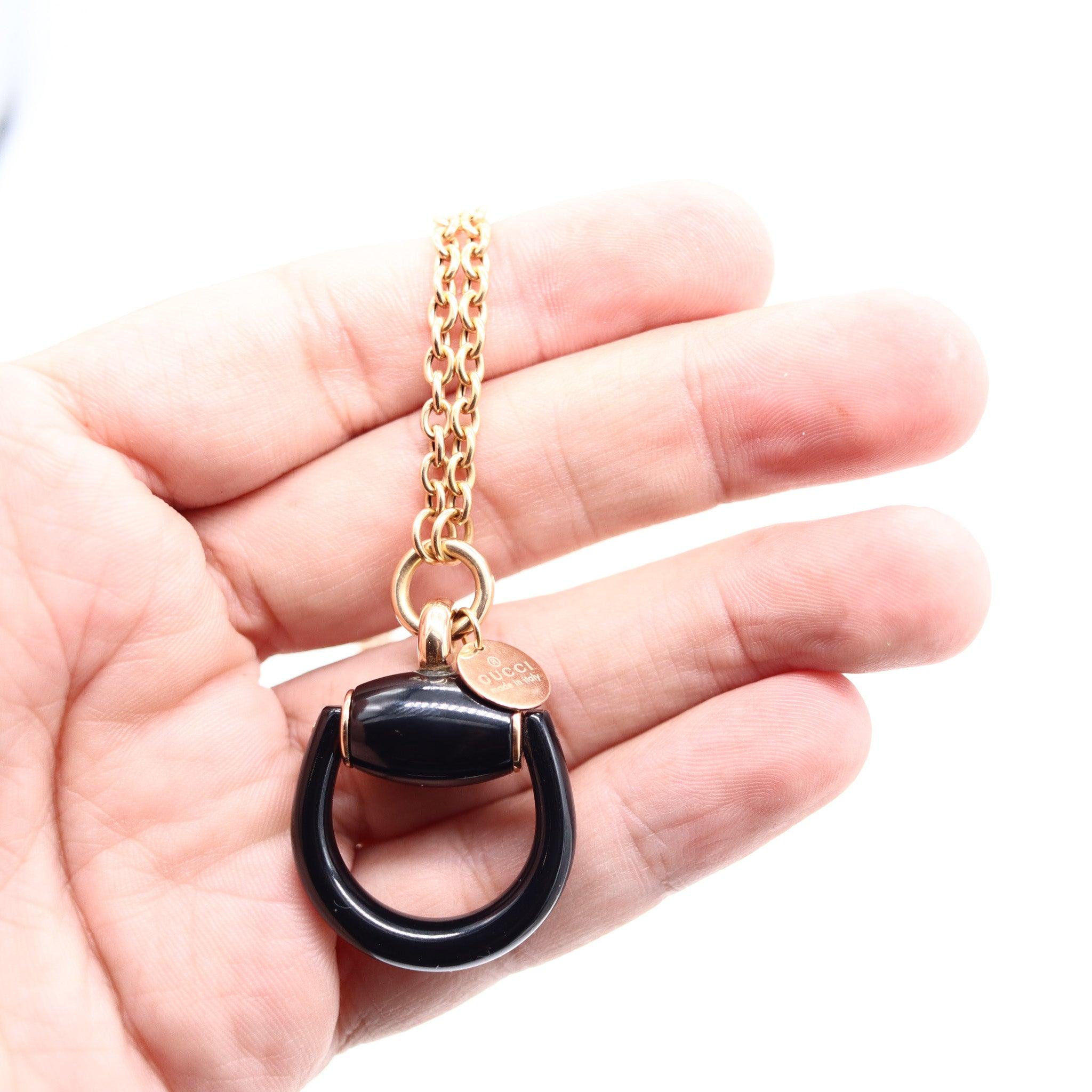 GUCCI Milano Emaillierte Horsebit Drop Halskette-Anhänger in 18Kt Gelbgold im Angebot 2