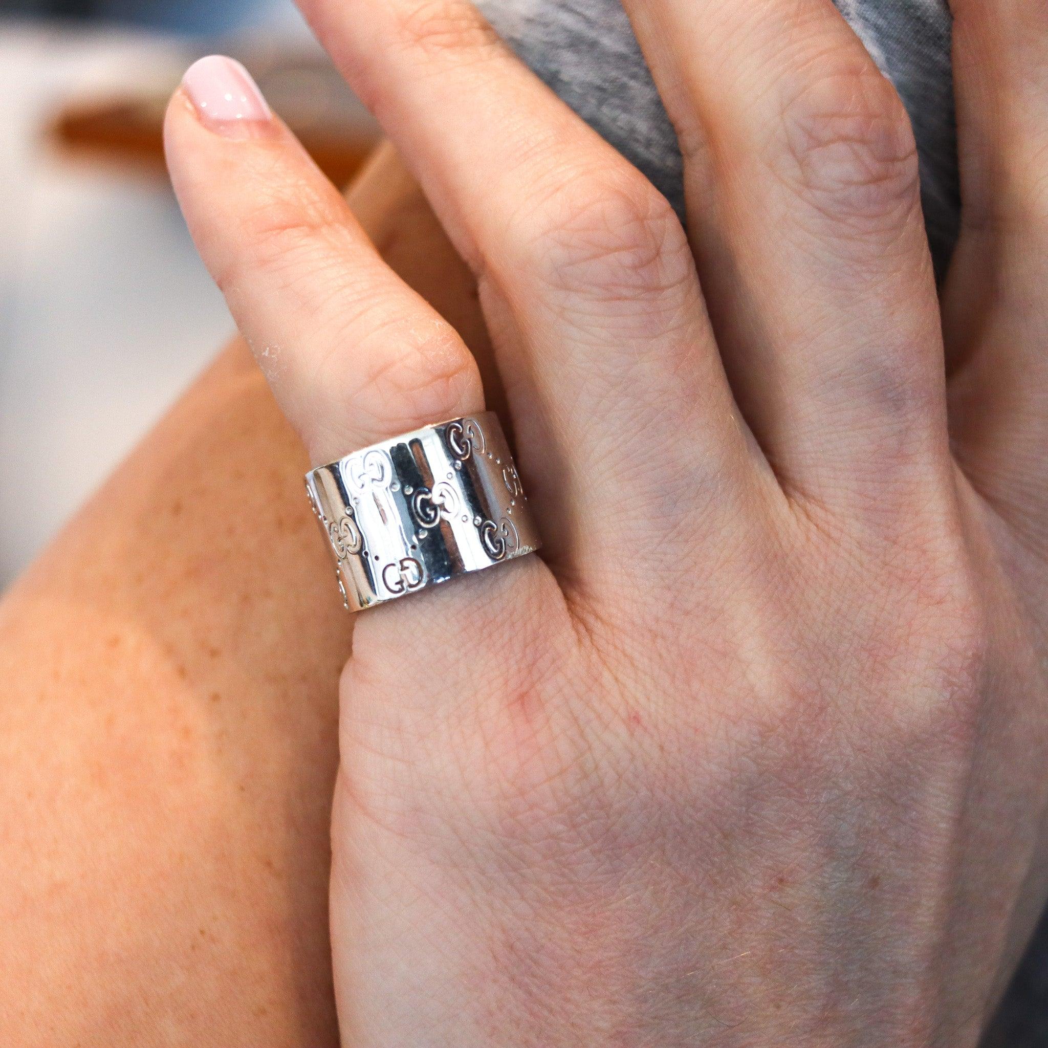 Anello a fascia larga GG disegnato da Gucci.

Si tratta di un bellissimo anello iconico con doppia G, creato a Milano dalla lussuosa casa Gucci. Questo anello a fascia è stato realizzato in oro bianco massiccio a 18 carati con finitura lucida ed è