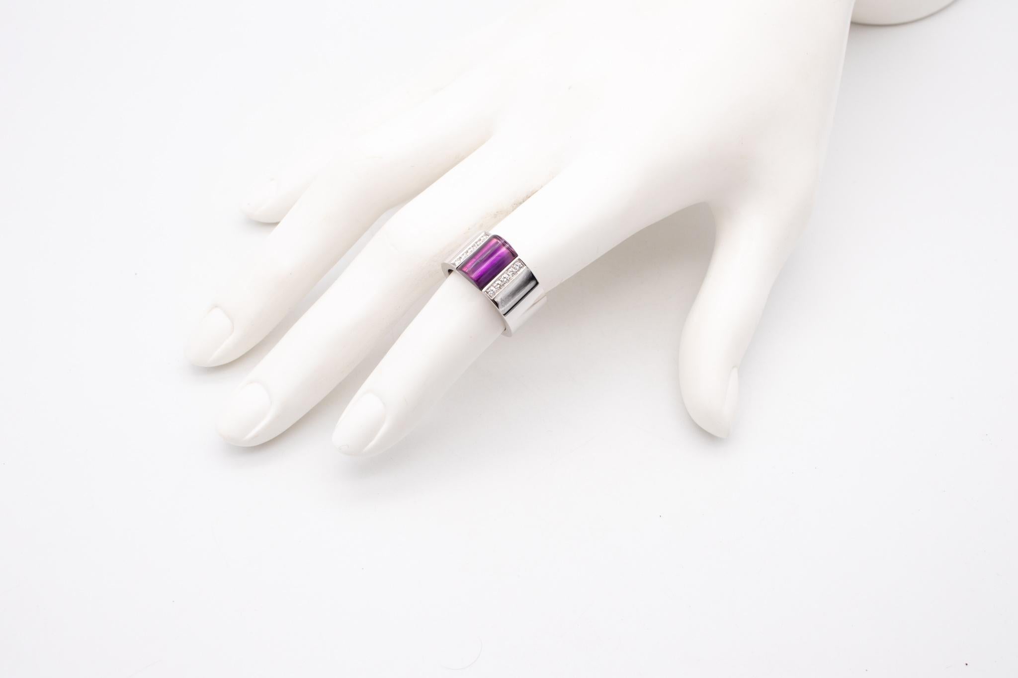 Beautiful gem set ring designed by Gucci.

A modern geometric piece made in Milano, Italy by the house of Gucci. This sculptural ring was crafted in solid white gold of 18 karats, with high polished finish.

Mounted in the center, with one cabochon