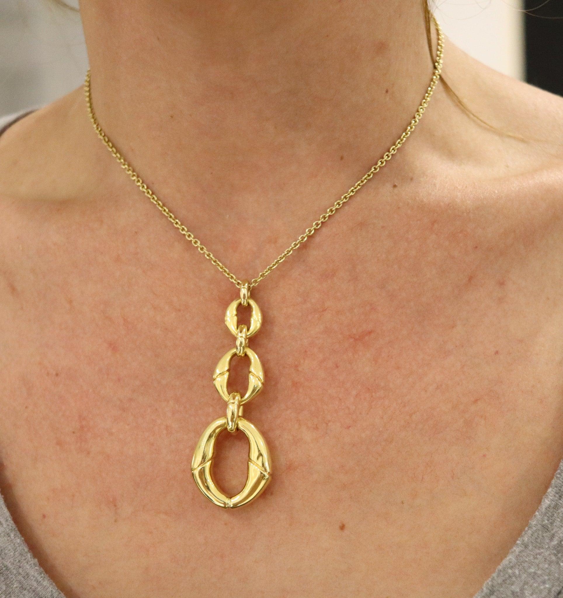 Una collana-catena con ciondolo firmata Gucci.

Si tratta di una bellissima catena vintage con ciondolo, creata a Milano dalla lussuosa casa Gucci negli anni '90. Questa collana-catena è stata realizzata in oro giallo a 18 carati con finitura lucida