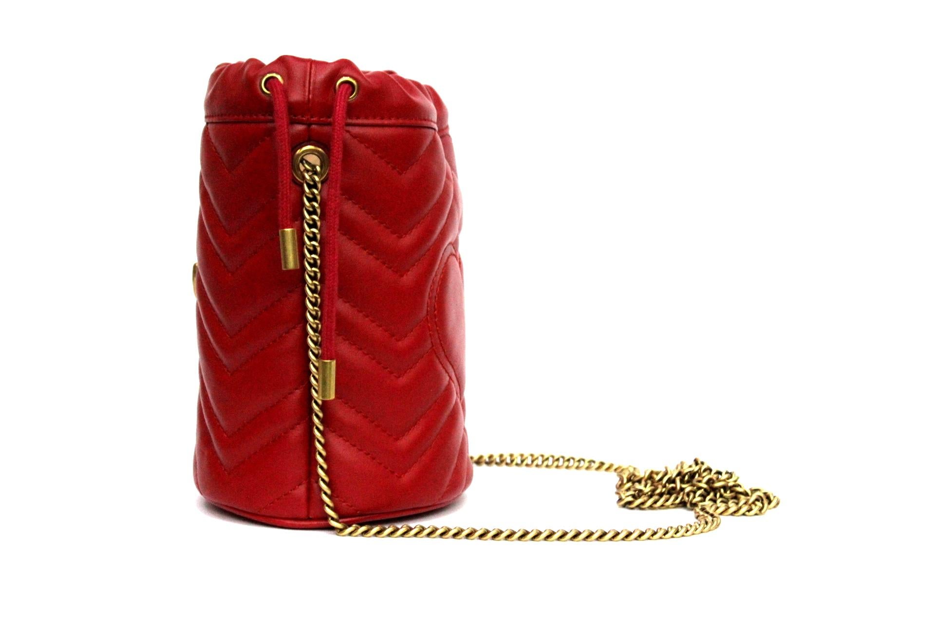 
351/5000
Dark red matelassé leather chevron pattern with heart on the back
Antique gold colored finishes
Moiré and microfibre lining with suede effect finishes
Double G
Detachable key ring
2 card slots
Chain shoulder strap, height (light) 60