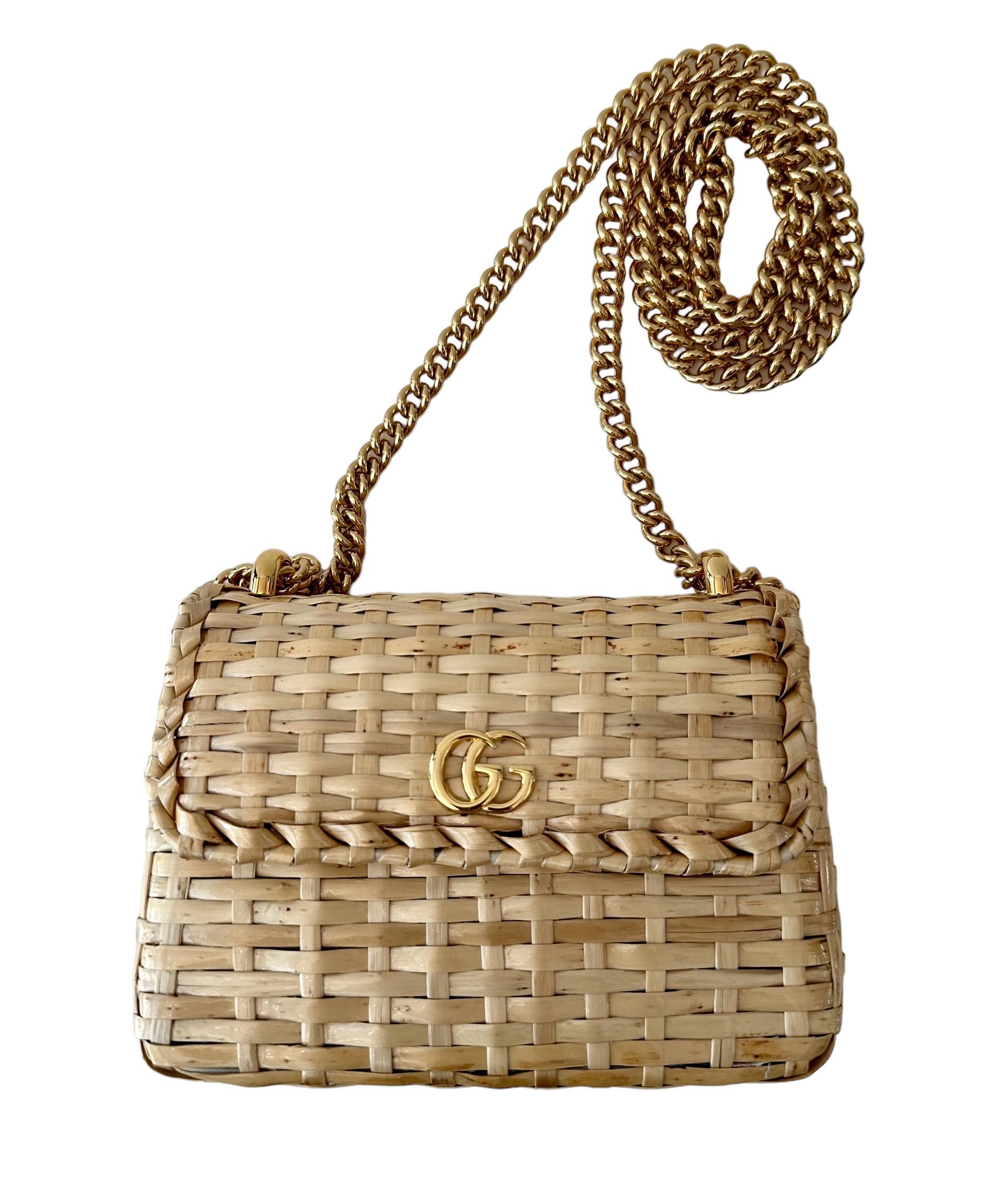 This pre-owned but new Mini Cestino was designed by Alessandro Michele for the house of Gucci.
It is crafted of woven straw with a harden glaze and features a polished gold chain-link shoulder strap and a polished gold GG logo snap closure on the