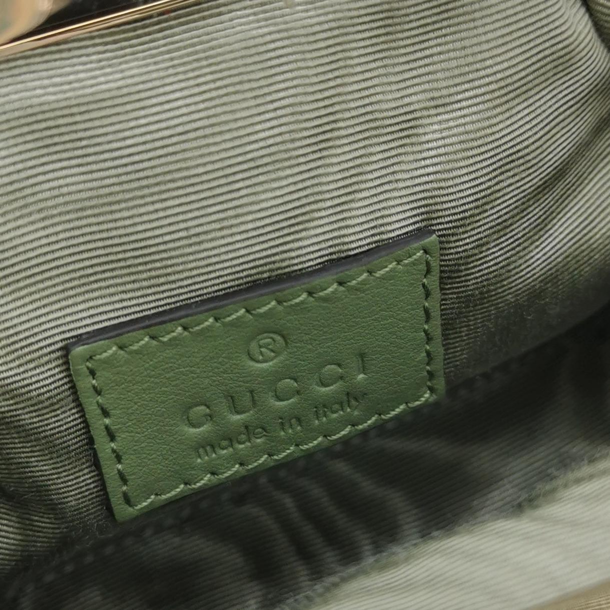 Gucci Mini Clutch in nylon verde con Monogram e Fiocco e Catena in vendita 5