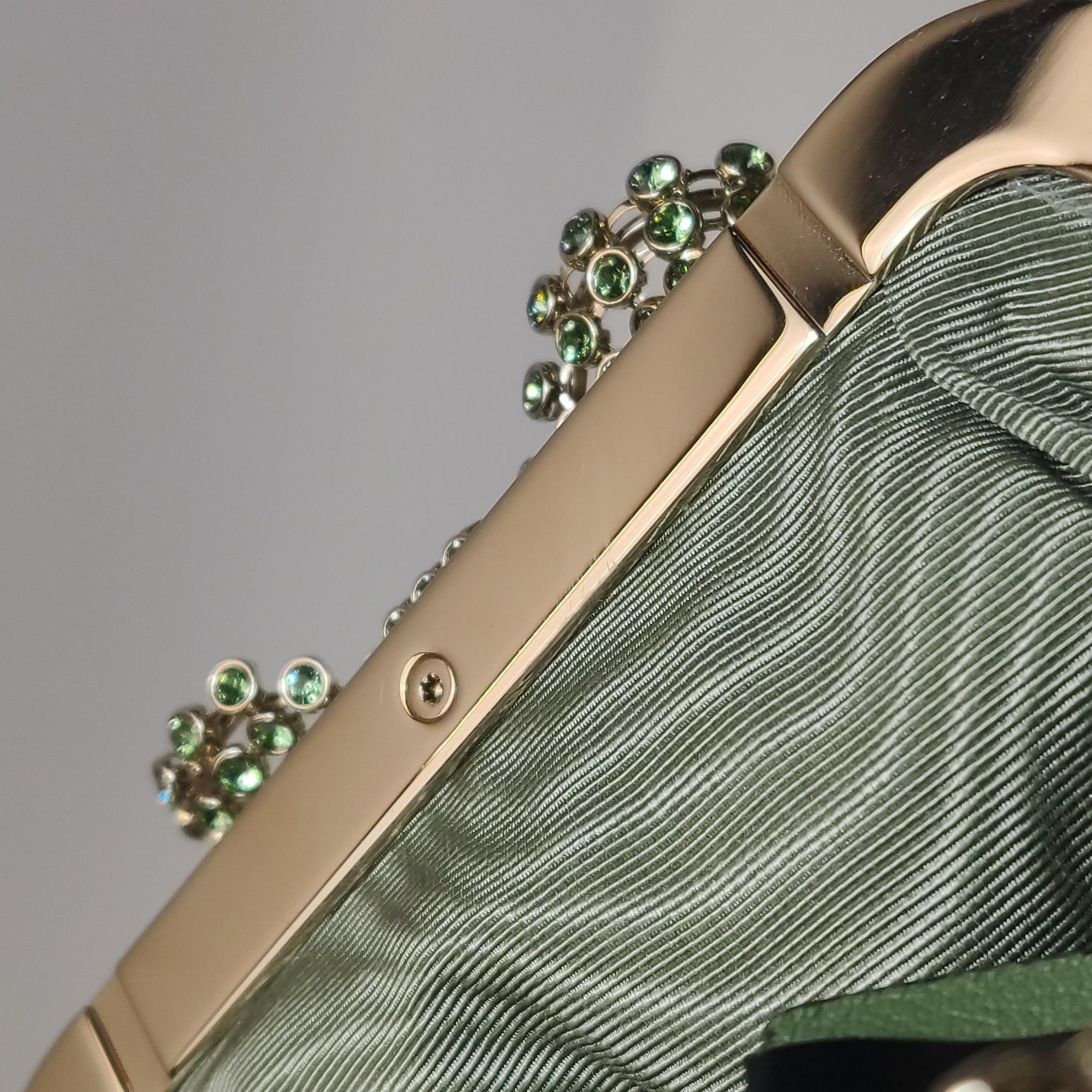 Gucci Mini Clutch in nylon verde con Monogram e Fiocco e Catena in vendita 6