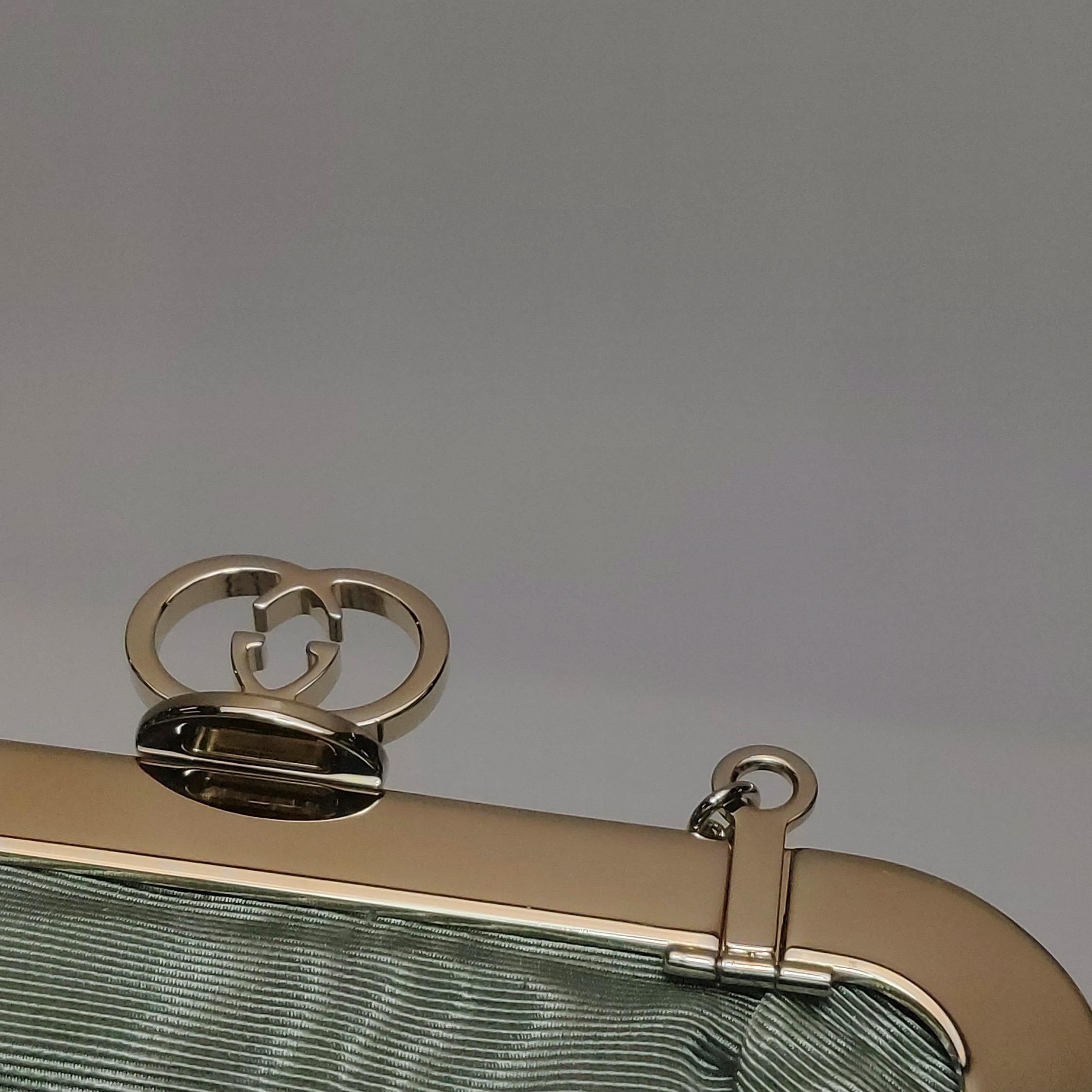 Gucci Mini Clutch in nylon verde con Monogram e Fiocco e Catena in vendita 7