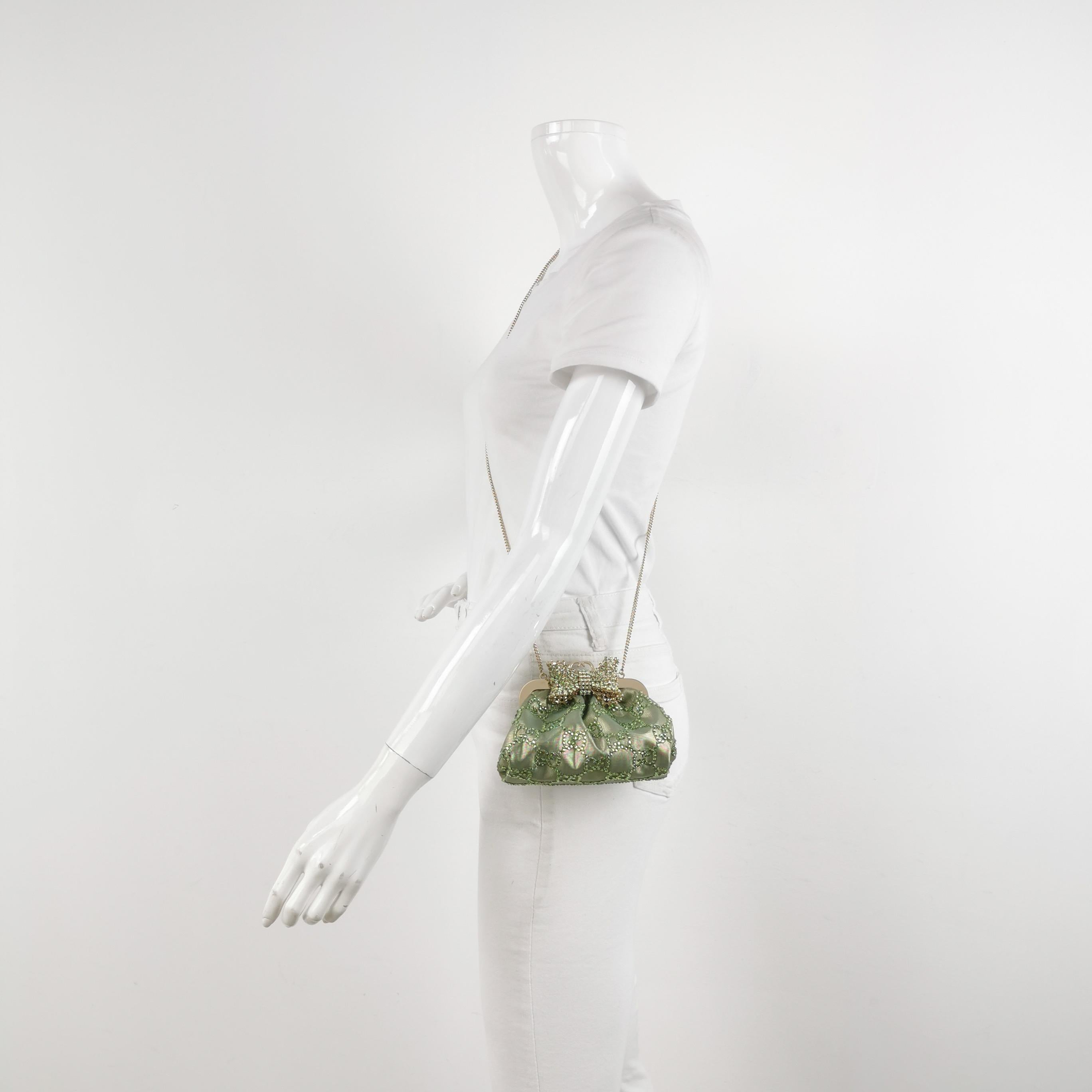 Gucci Mini Clutch in nylon verde con Monogram e Fiocco e Catena
Queste sono foto professionali della borsa offerta da Luxbags.
CONDIZIONI: MAI INDOSSATO
DETTAGLI 

Gucci 
Nylon, cristalli
Larghezza 15,5 cm x Altezza 9 x Profondità 7 cm 
Peso