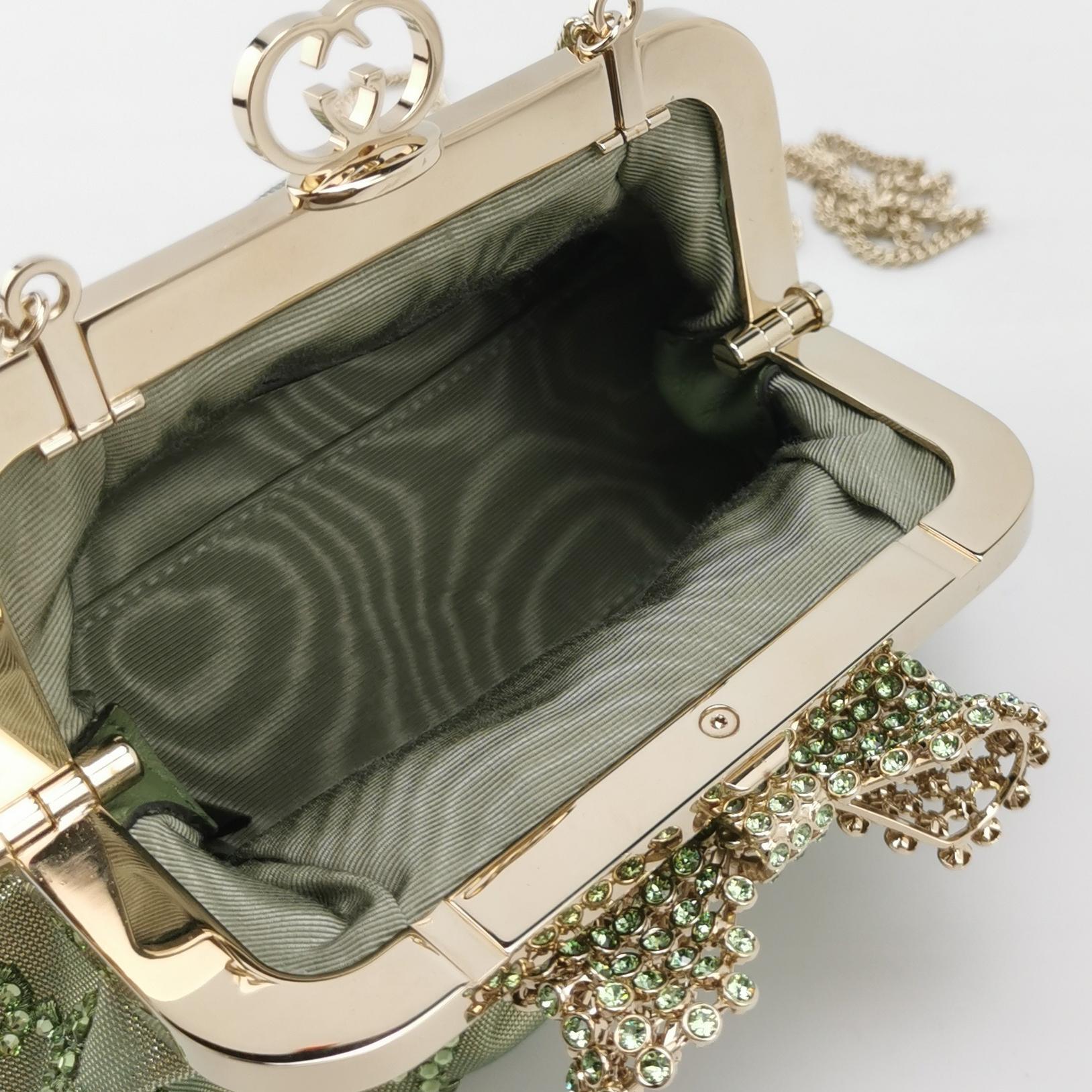Donna Gucci Mini Clutch in nylon verde con Monogram e Fiocco e Catena in vendita