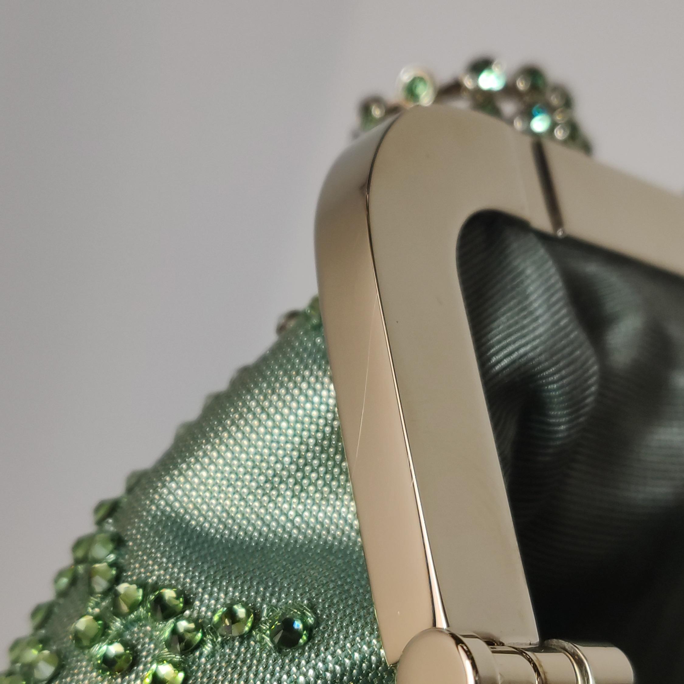 Gucci Mini Clutch in nylon verde con Monogram e Fiocco e Catena in vendita 3