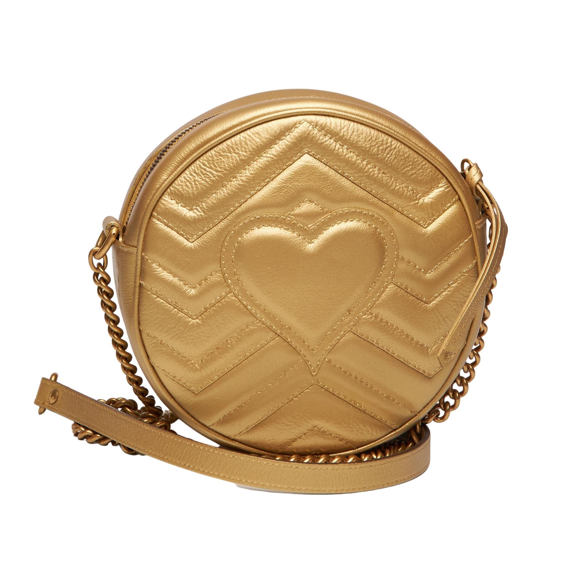 Cette épaule Gucci est fabriquée en cuir de veau doré et comporte le double logo G, ainsi que des éléments métalliques dorés et vieillis,
bandoulière en maillons de chaîne, doublure en satin et fermeture éclair sur le dessus.

COULEUR : Or
MATÉRIEL