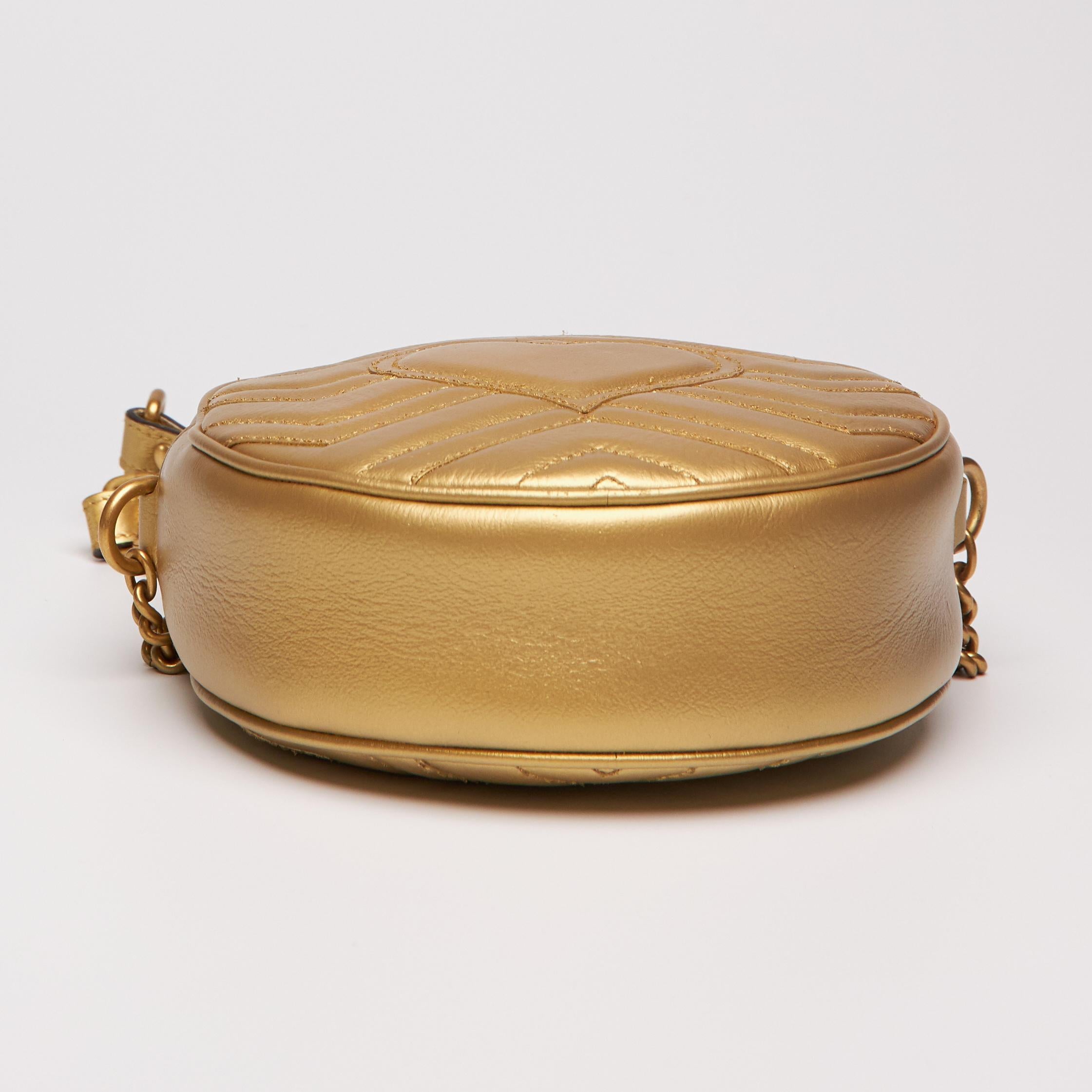 Gucci Mini sac à bandoulière rond GG Marmont doré (550154) Bon état - En vente à Montreal, Quebec