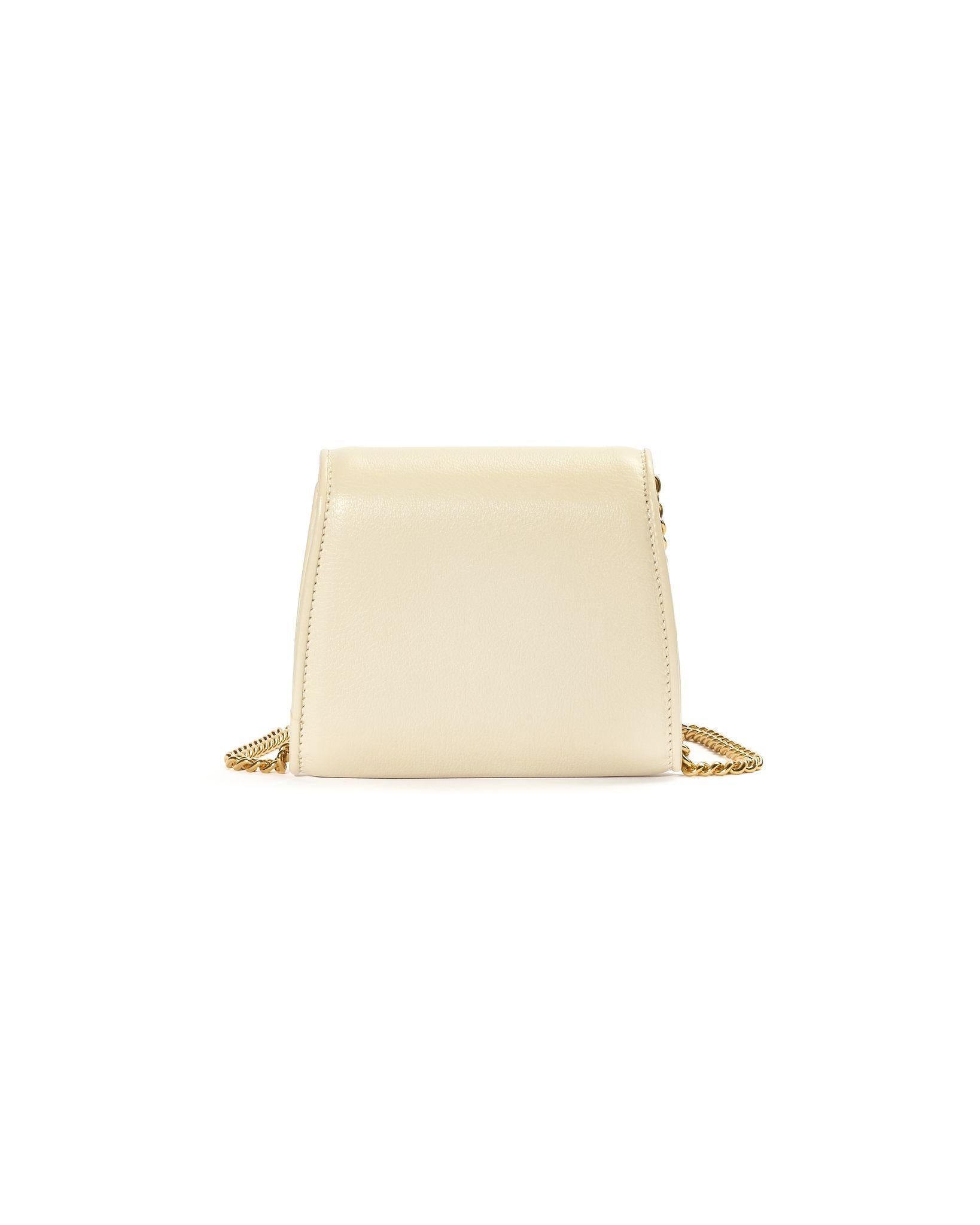Borsa firmata Gucci, modello Blondie nella misura mini, realizzata in pelle liscia bianca con hardware dorati. Dotata di una patta frontale con classico logo “GG” in metallo oro e di una chiusura a clip, internamente rivestito in pelle e nylon e