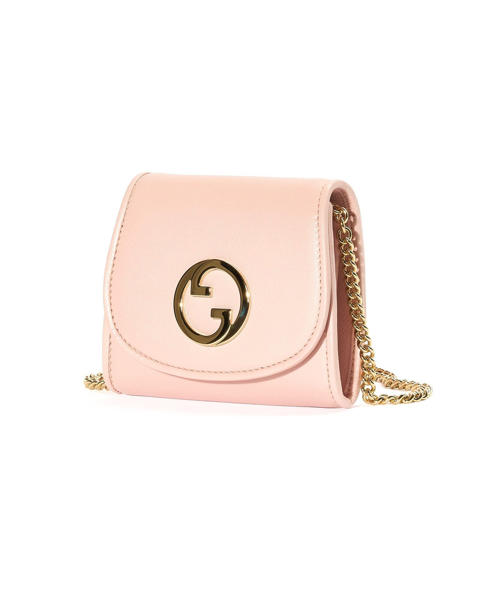 Gucci signature bag, Blondie line, Mini Wallet model, made of smooth leather in the refined pink shade with gold hardware details. The front flap is embellished with the classic gold metal 