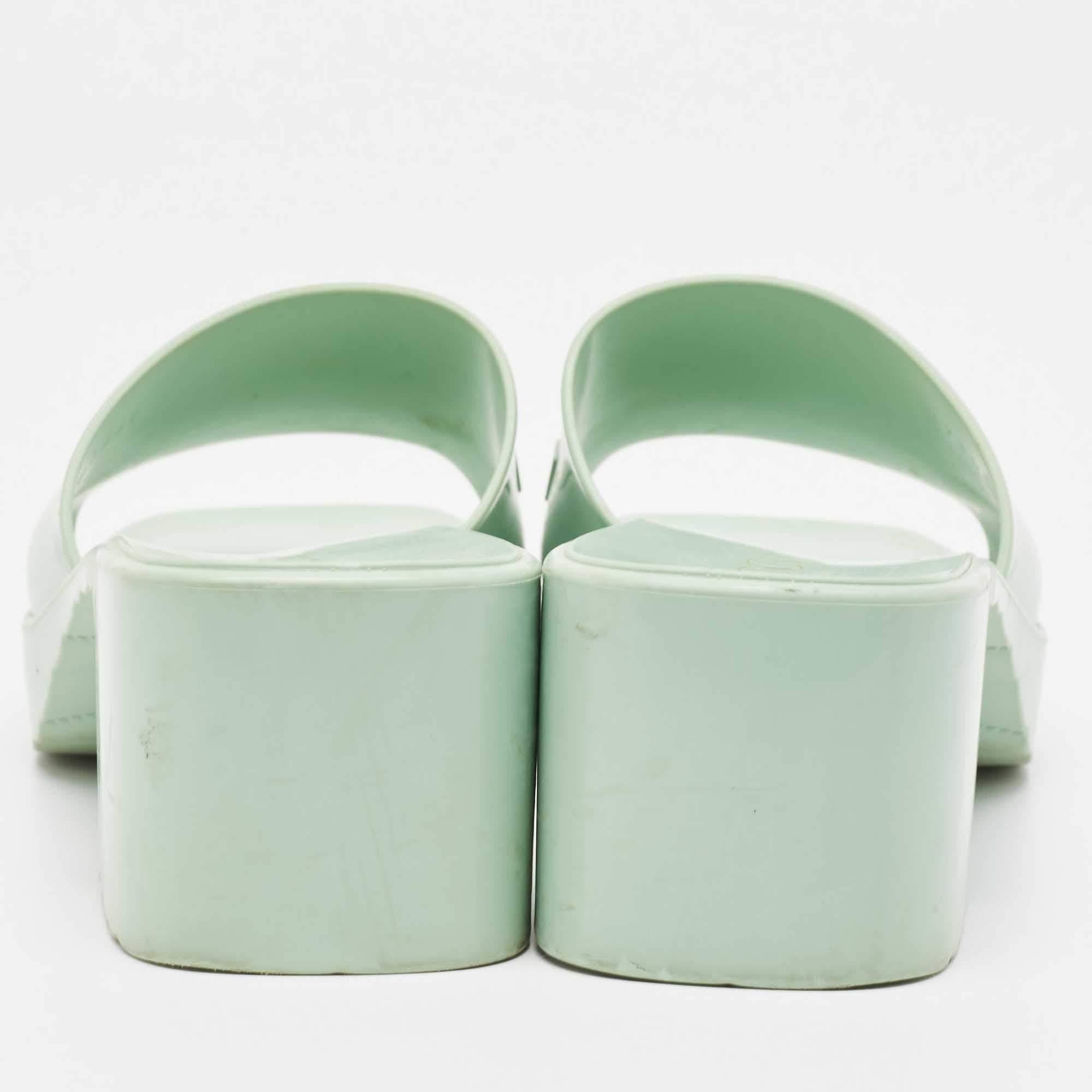 Gucci Mint Green Rubber Logo Embossed Slide Sandals Size 38 In Good Condition In Dubai, Al Qouz 2
