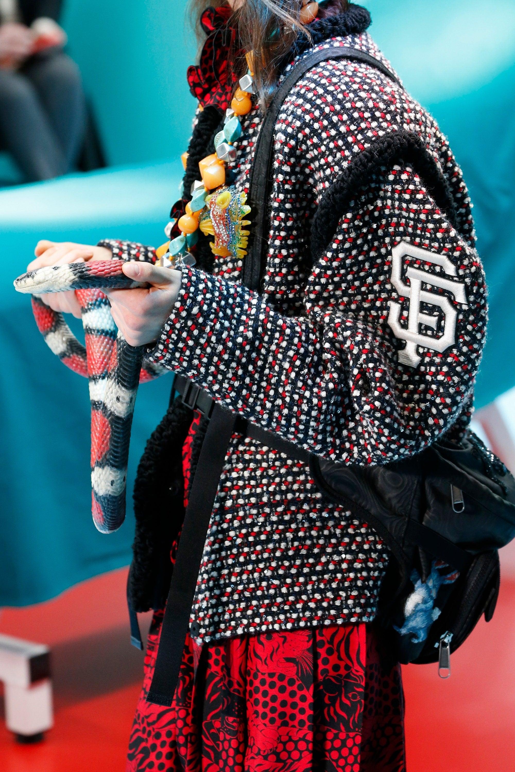 La veste GUCCI X MLB Fall 2018 Giants se décline en polyamide tissé pailleté marine, crème et rouge et présente un style oversize, l'emblème SF Giants™ cousu, un col rond, deux poches à glissière et une fermeture à bouton-pression. Fabriquées en