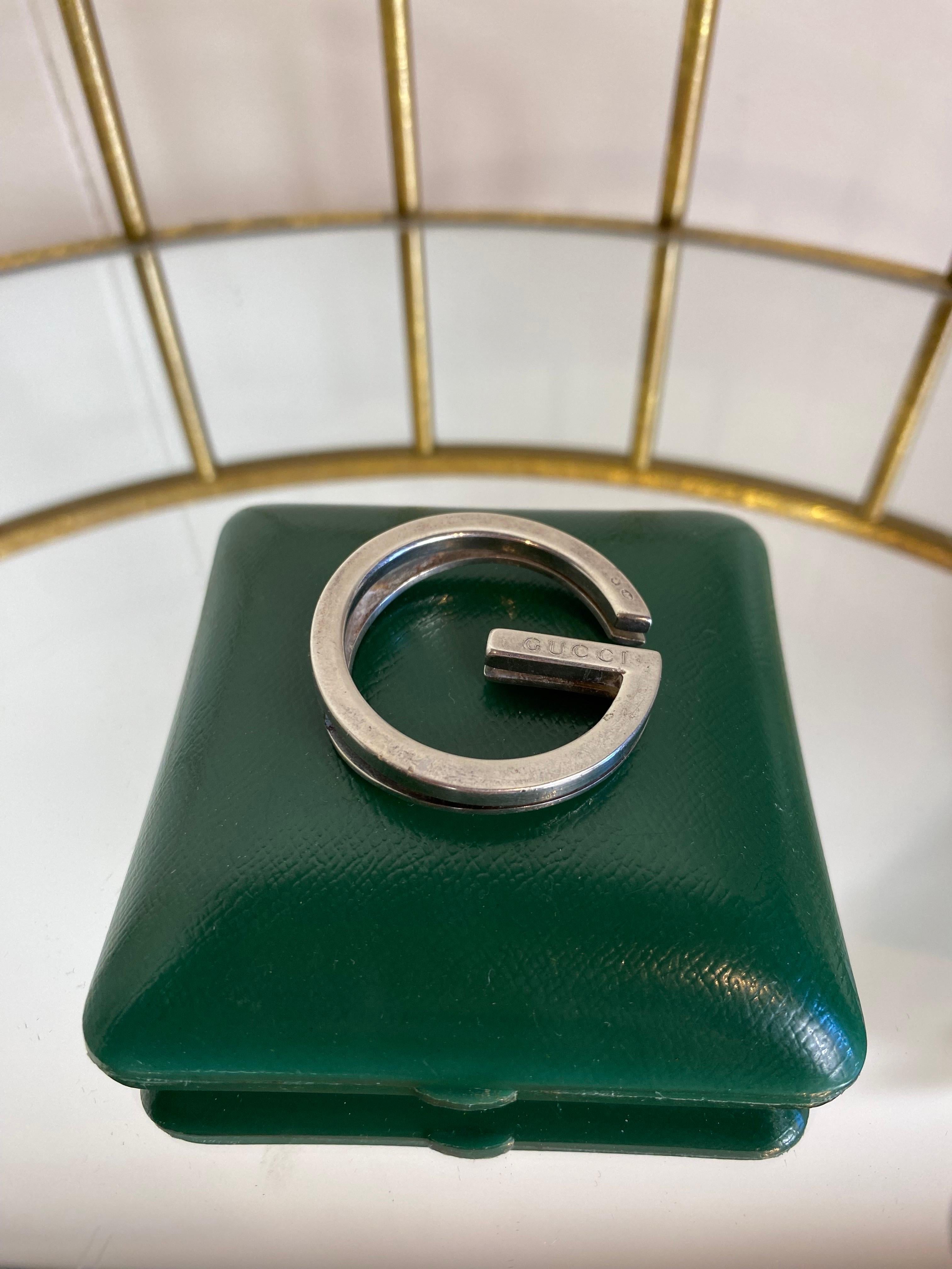Gucci card/banknote holder in 925 silver.

It shows signs of normal use but is in very good condition overall.