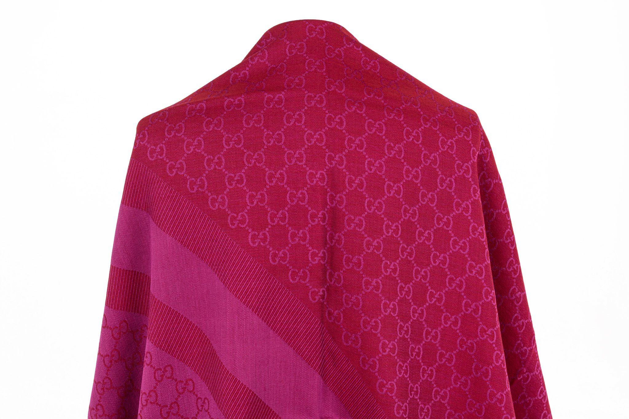 Gucci wool and silk mix shawl with a canvas print. The piece is in new condition and comes in the color fuchsia.