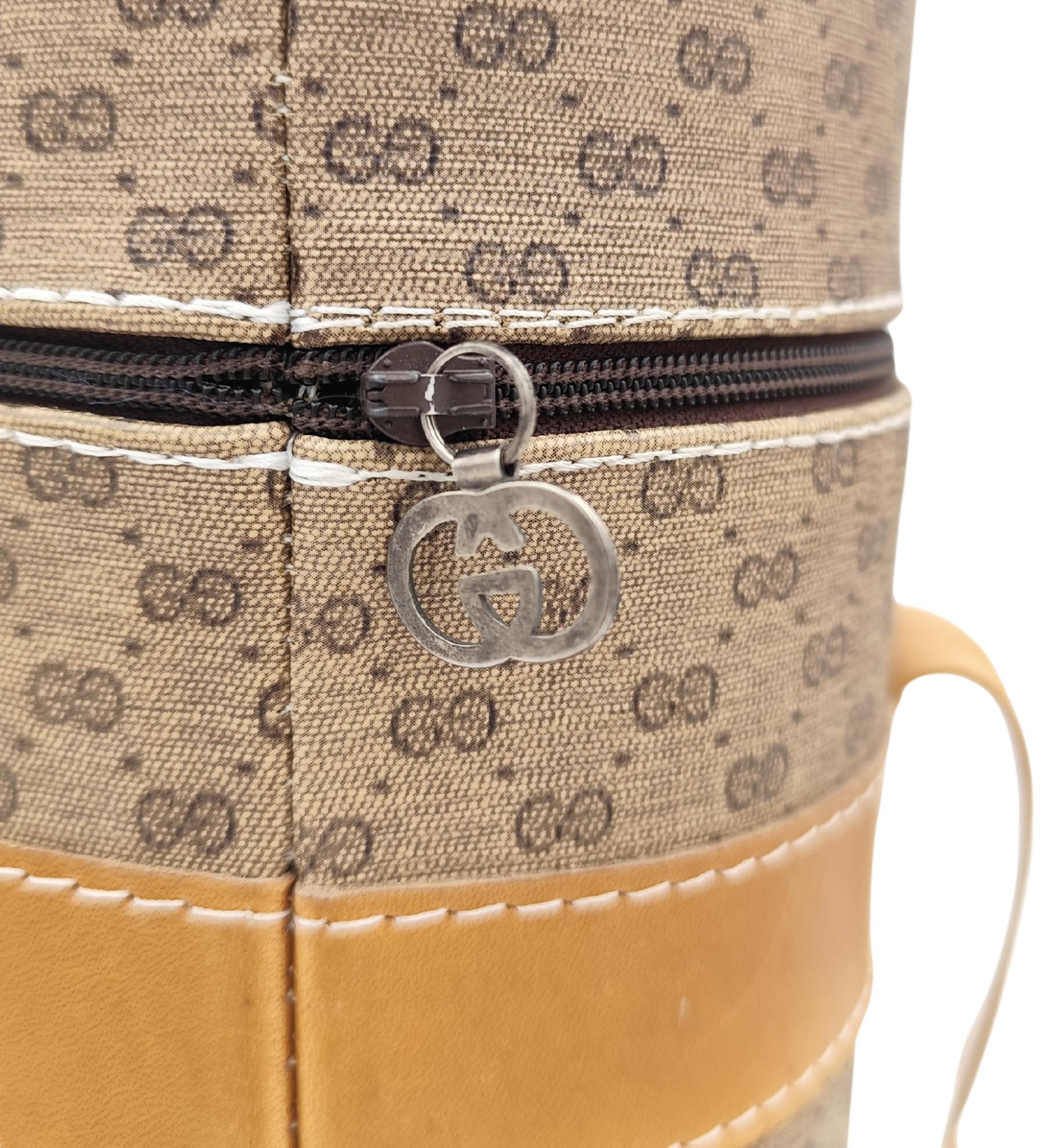 Borsa portabottiglie Gucci
Pelle Monogram marrone
Tiralampo con logo in metallo argentato
Interno in schiuma rosa

Misure: 
36x13 cm
diametro interno 10 cm
cinghia 39 cm

14x5 in
diametro interno 4 pollici
cinghia 15,5 in

Buono stato
Alcuni segni