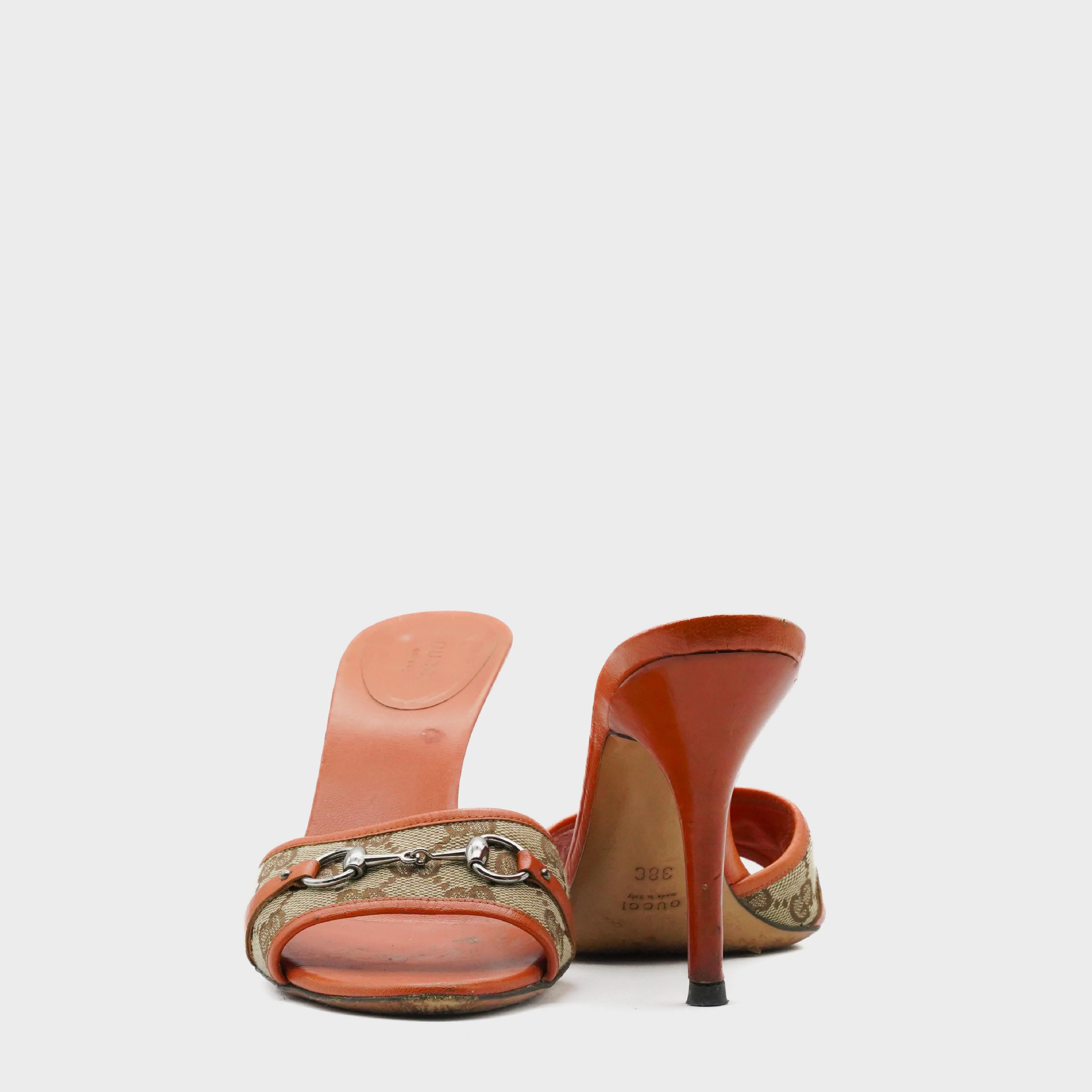 Arancia Sandali in tela e pelle arancione di Gucci con Monogram, CIRCA 2000 in vendita