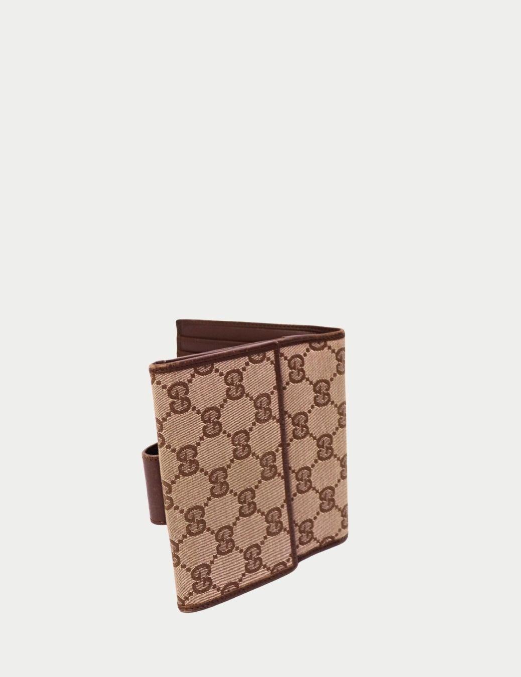 Portafoglio Gucci Monogram in tela marrone - GG Supreme Compact Bifold

Eleva i tuoi oggetti essenziali di tutti i giorni con questo classico portafoglio con monogramma GG Supreme di Gucci in marrone. Realizzato in tela spalmata con finiture in