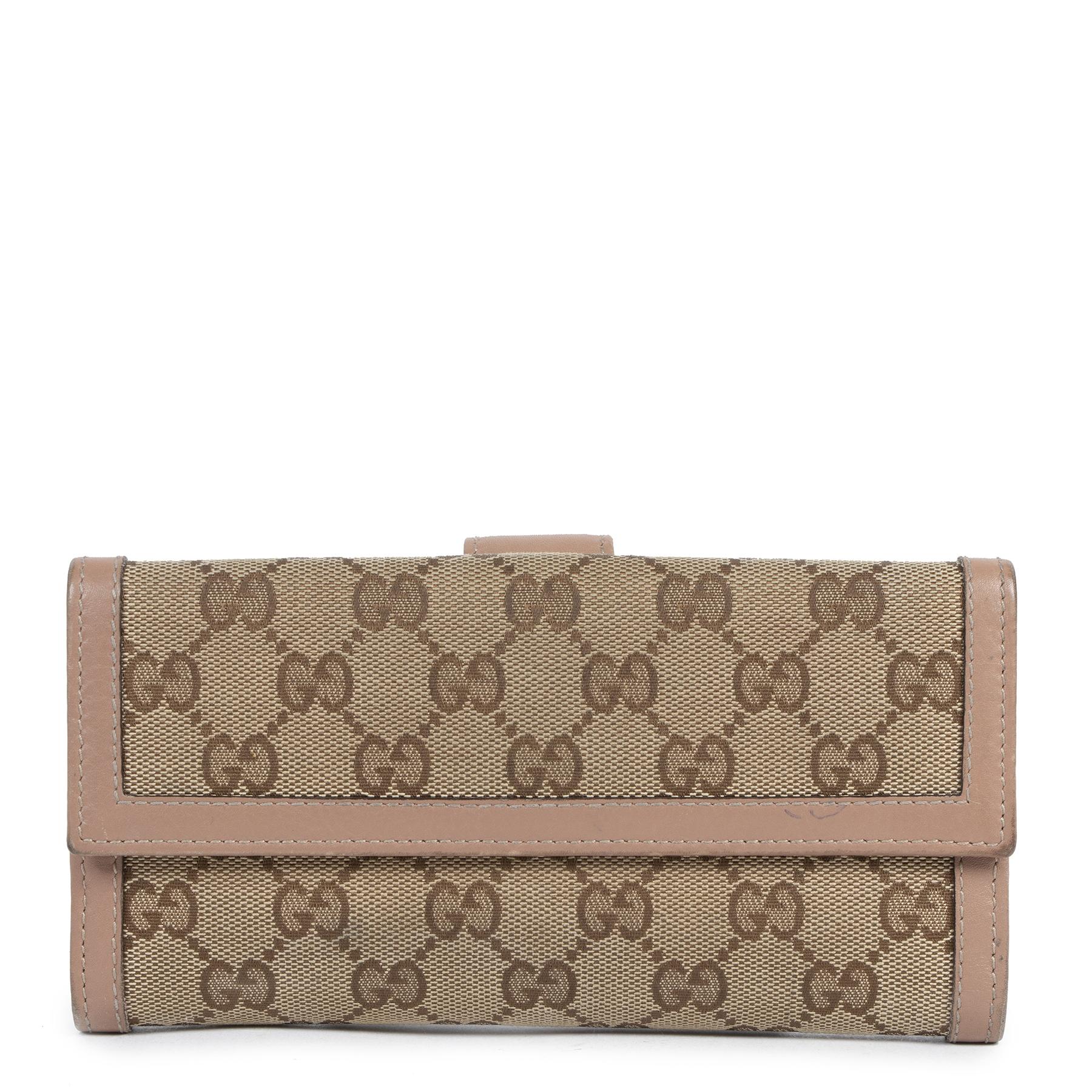 Good preloved condition

Gucci Monogram Canvas Dusty Pink Wallet 

On the hunt for the perfect wallet? Get yourself this beatiful Gucci one. The wallet is crafted in the brand's signature monogram canvas and features dusty pink leather trims and