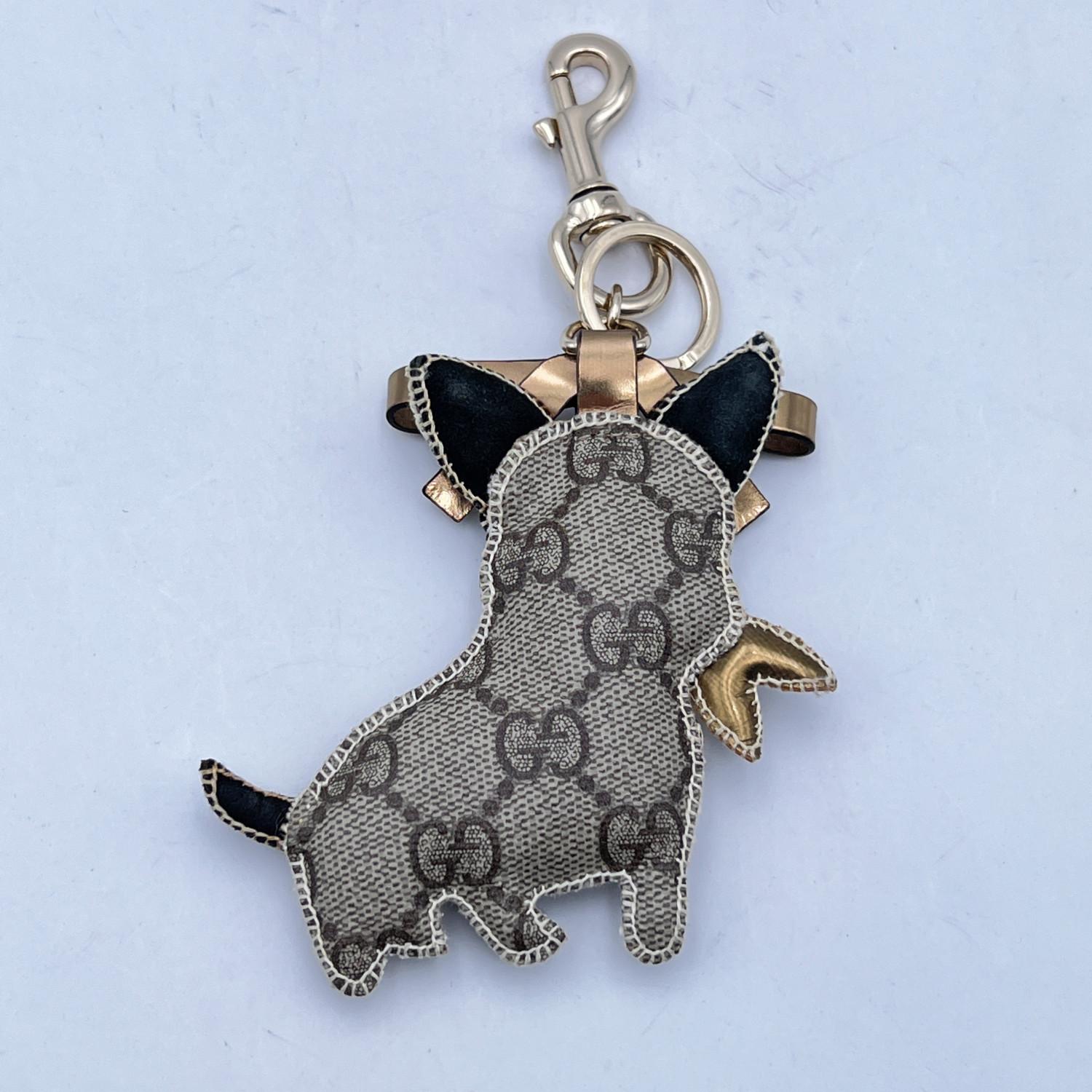 Gucci 'Leroy the French Bulldog' Schlüsselanhänger oder Taschenanhänger aus der 'Guccioli'-Kollektion, entworfen von Frida Giannini. Beige GG Monogram Leinwand. Die Augen und der Kragen sind mit metallischen Verzierungen und einer kleinen runden
