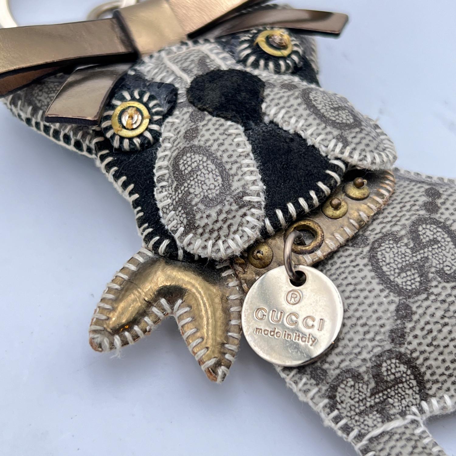 Gucci Monogramm Canvas Guccioli Leroy Französische Bulldogge Schlüsselanhänger Charme (Grau)