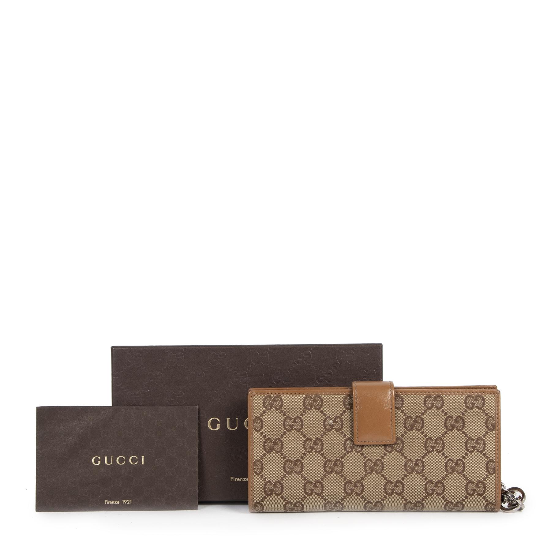 Very good preloved condition.

Gucci Monogram Canvas Wallet

Get yourself an amazing accessory by Gucci with this gorgeous monogram wallet. The wallet is crafted out of canvas and features the brand's signature 'GG' monogram pattern. Open the wallet