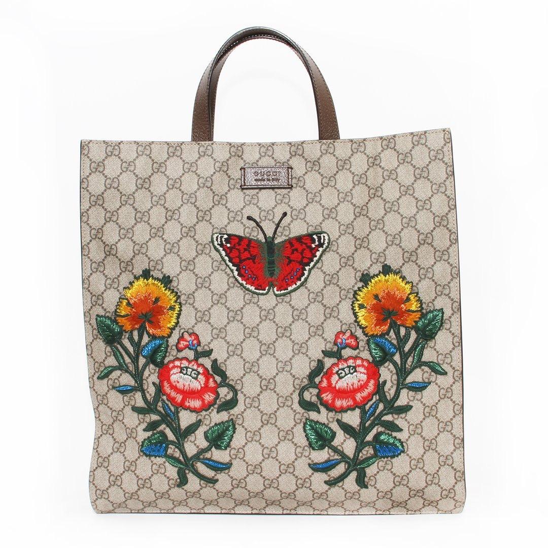 GG floral tote by Gucci
GG monogram exterior 
Floral patch details 
Two leather top handles 
Magnetic top closure 
Two interior zip pockets
Gold-tone hardware 
Removable leather strap 
Adjustable leather strap 
Canvas interior 
Includes dust bag
