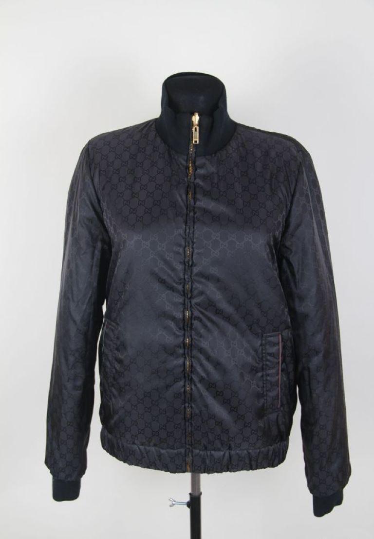 Giacca Gucci Monogram
Prodotto in Italia.
Il prodotto è contrassegnato dalla lettera L.

Fai riferimento alle misure:
Lunghezza della giacca: 60 cm / 23,62 pollici

Lunghezza nella zona delle ascelle: 50 cm * 2 / 19,69 pollici * 2
Spalle: 39,5 cm /
