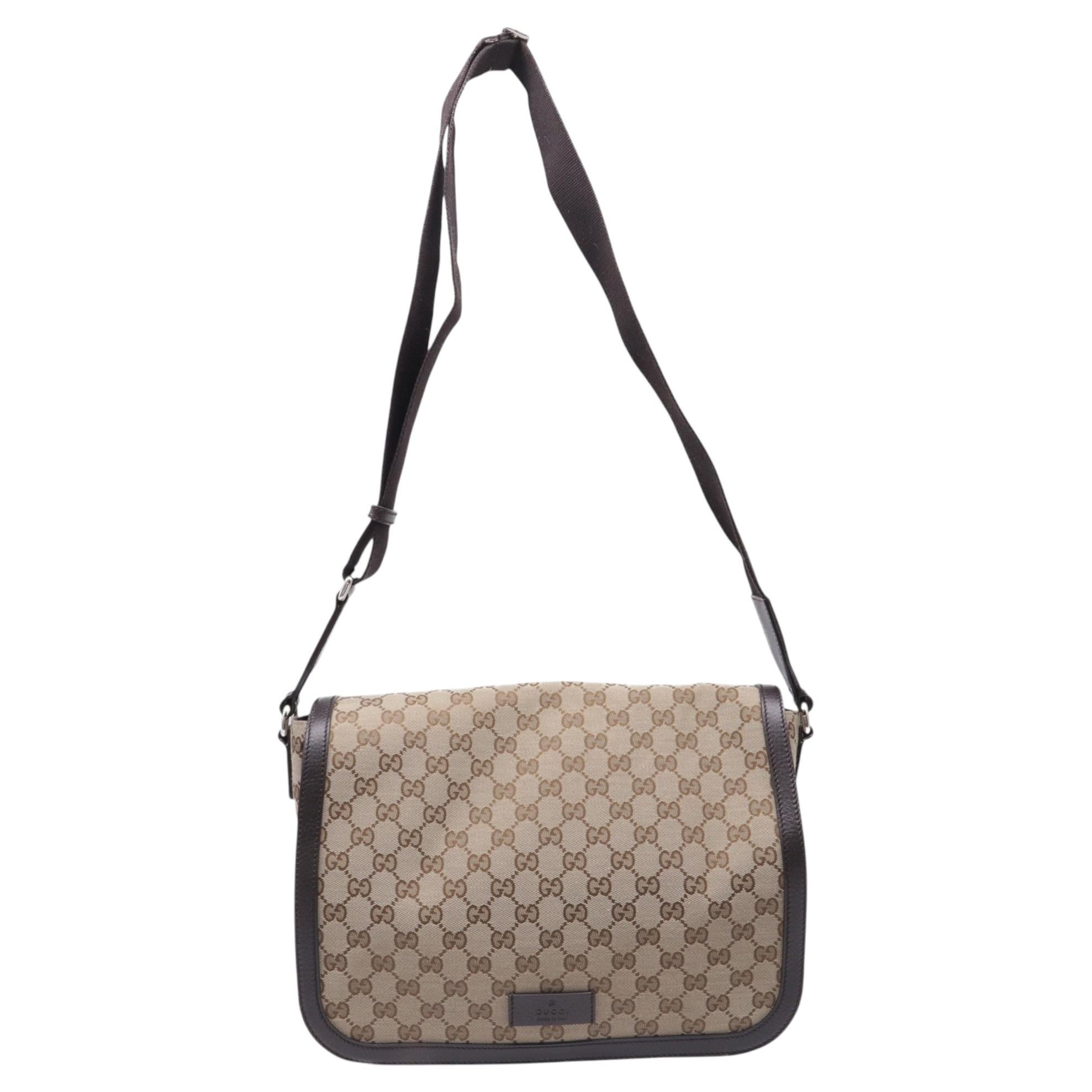 Gucci Monogram große Messenger-Tasche mit Klappe aus beigem, beschichtetem Canvas im Angebot