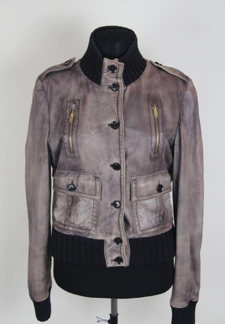 Rare! Gucci Monogram Leather Jacket
Made in Italy.
The product is marked IT 44.

Please refer to the measurements:
Jacket length: 50 cm / 19.69 inches
Length in the armpit area: 47 cm * 2 / 18.5 inches * 2
Shoulders: 39 cm / 15.35 inches
Sleeve