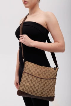 Perforierte flache Messenger Bag aus Ebenholz mit Monogramm von Gucci