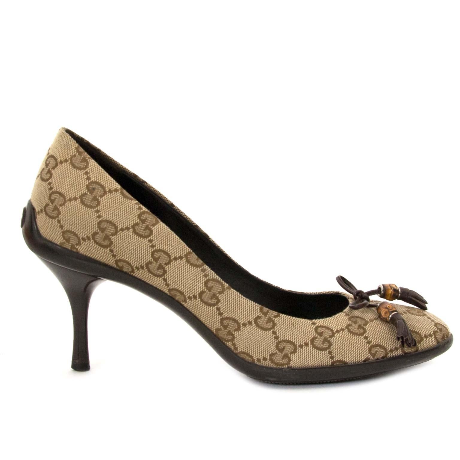 Very good condition

Gucci Monogram Pumps - Size 37

Monogram is back and hotter than ever!
These gorgeous Gucci pumps are crafted in monogram fabric and feature brown leather details.
