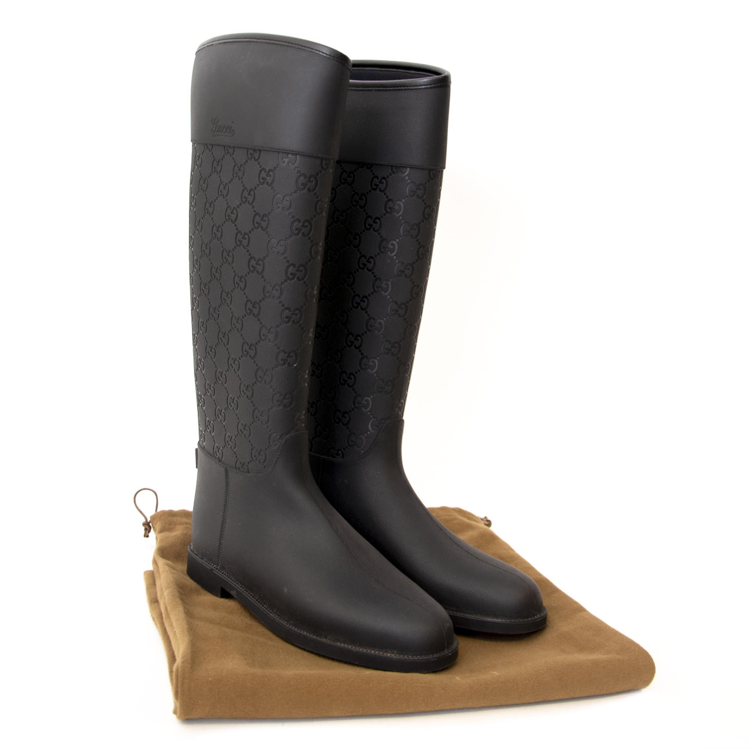 Very good condition

Burberry Check Rubber Rain Boots - Size 38

Battle rainy weather with these rubber Burberry boots. They come in the iconic Gucci monogram print.
These beauties will keep your feet dry and warm.