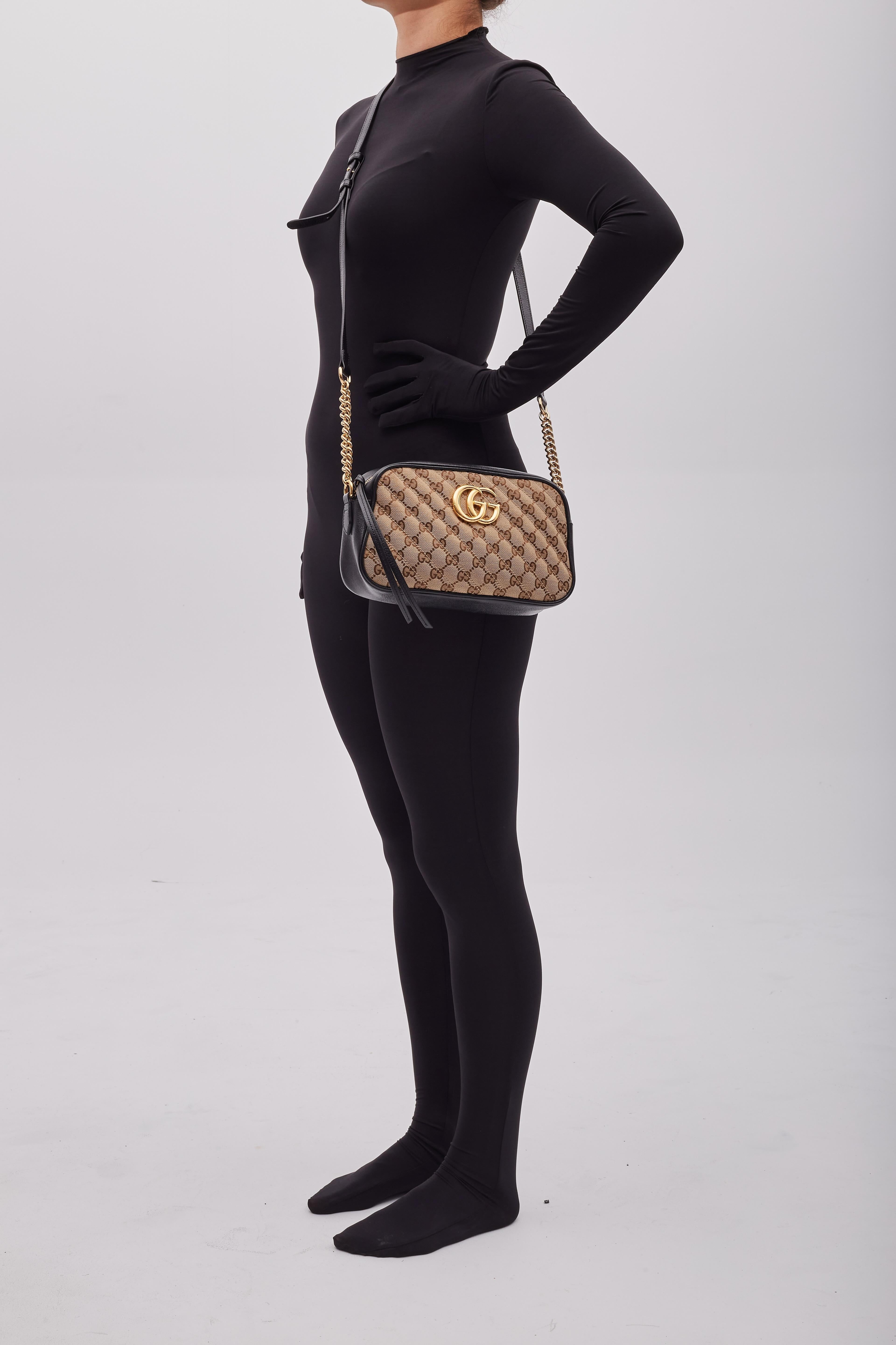 Diese Umhängetasche besteht aus dem originalen GG Canvas von Gucci mit einer gesteppten, diagonalen Matelassé-Technik und ist mit schwarzem Leder verziert. Die Tasche hat goldfarbene Beschläge, einen Schulterriemen aus Kettengliedern, ein