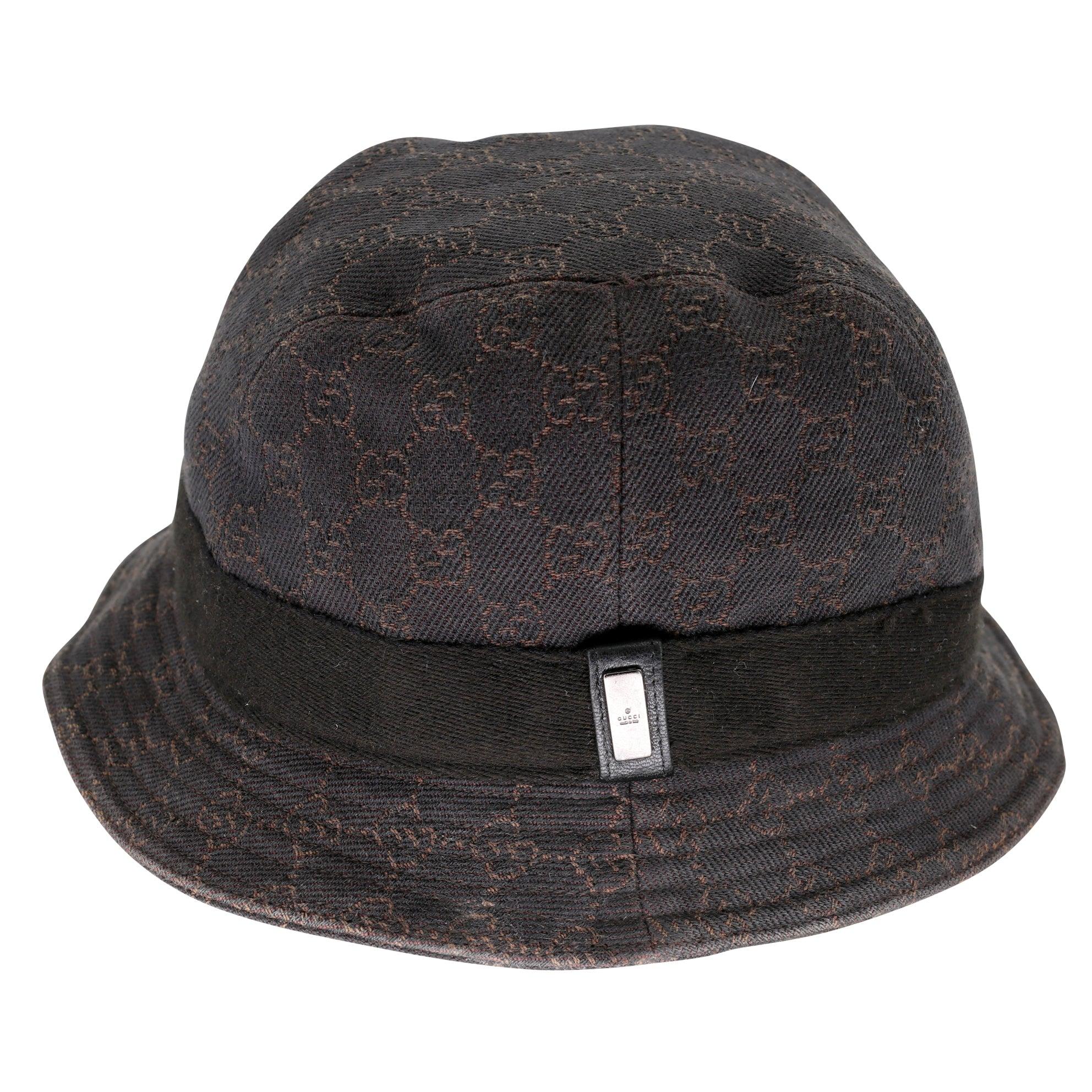 Gucci Signatur GG Monogramm Eimer Hut perfekt für den täglichen Gebrauch und unisex aktualisieren Sie Ihre Garderobe mit diesem muss Zubehör haben.  Dieses zeitlose Kleidungsstück ist gebraucht und weist die üblichen Gebrauchsspuren auf, wie z. B.