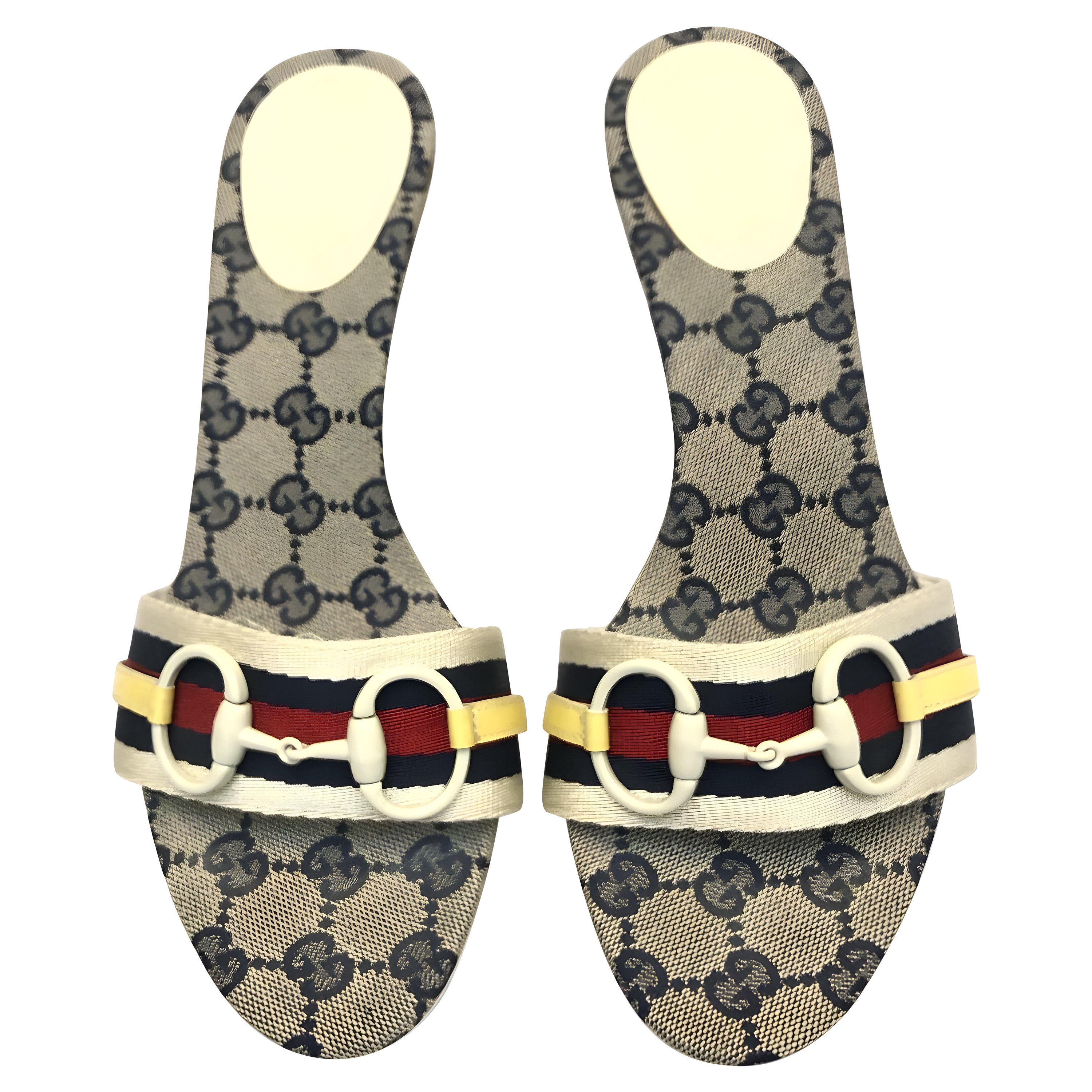 Gucci Chaussures à talons à mors blanc avec monogramme