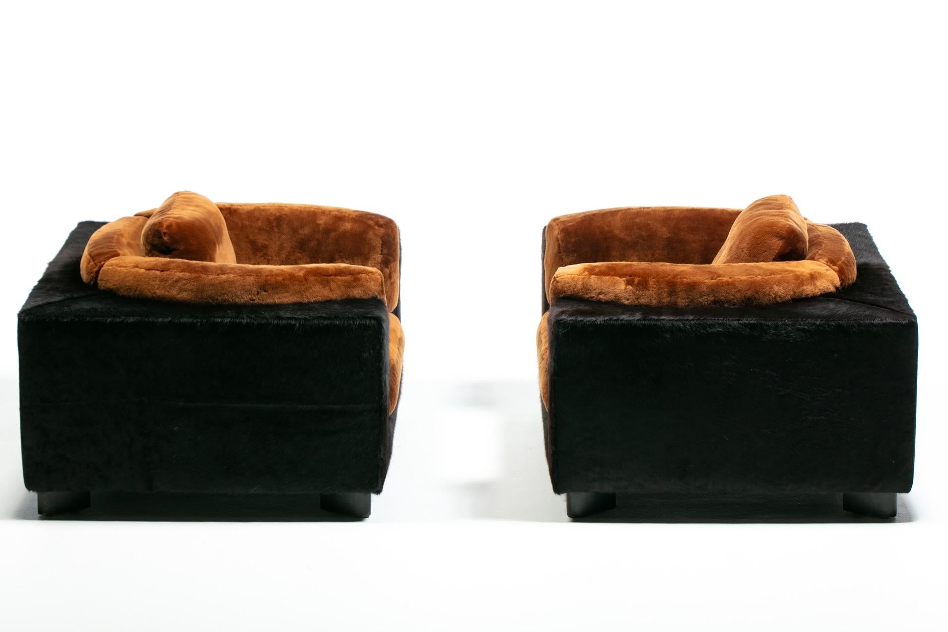 Inspiré par les intérieurs noir et feu des voitures de sport italiennes et allemandes chics et rapides, notre magasin a revêtu ces chaises longues Gucci de peaux de vache noires à longs poils et de peaux de mouton chocolat au lait, toutes cousues