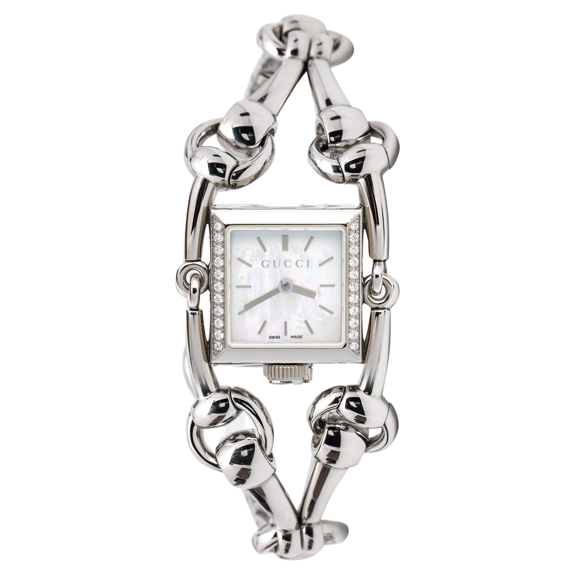 Gucci Montre-bracelet Signoria mors de cheval en acier inoxydable avec  nacre et diamants, 20 mm sur 1stDibs